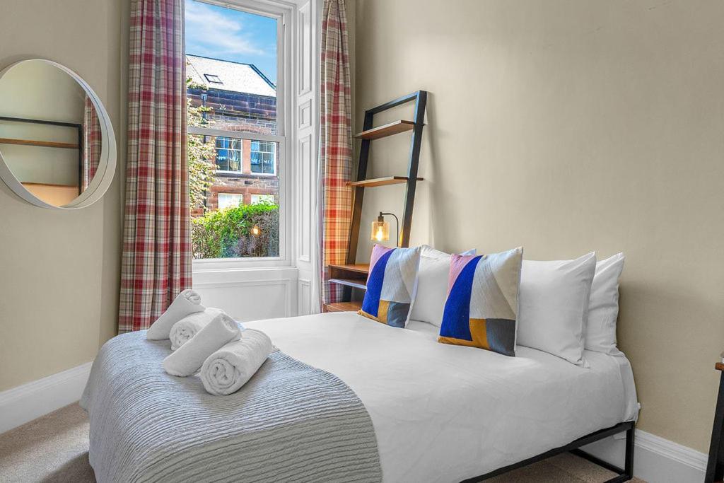 Elegant 2bed-Central Edinburgh -by Holiday Homes