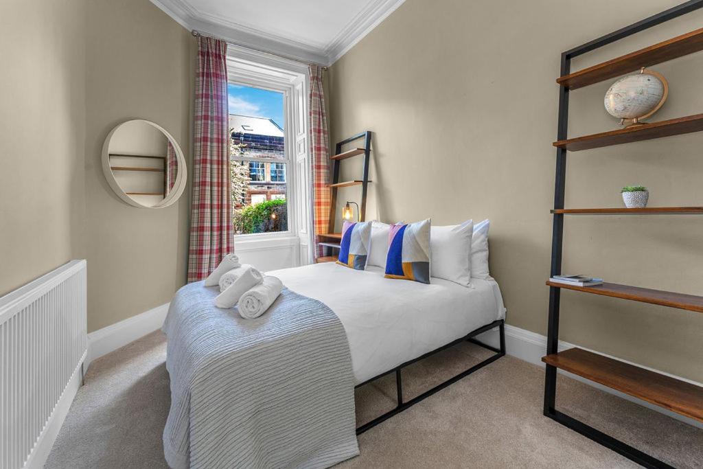 Elegant 2bed-Central Edinburgh -by Holiday Homes