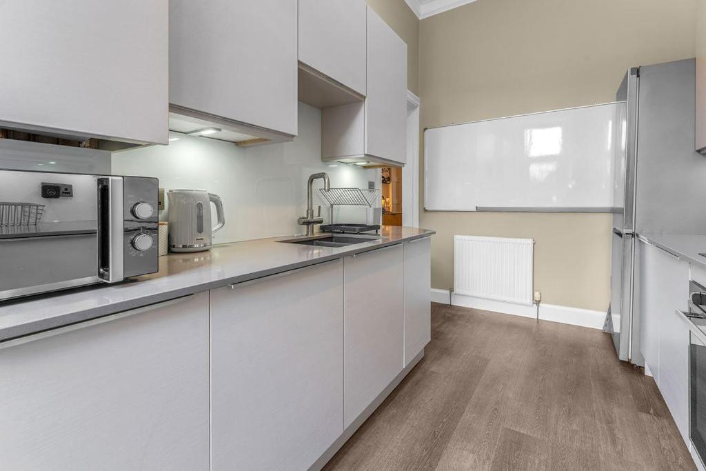 Elegant 2bed-Central Edinburgh -by Holiday Homes