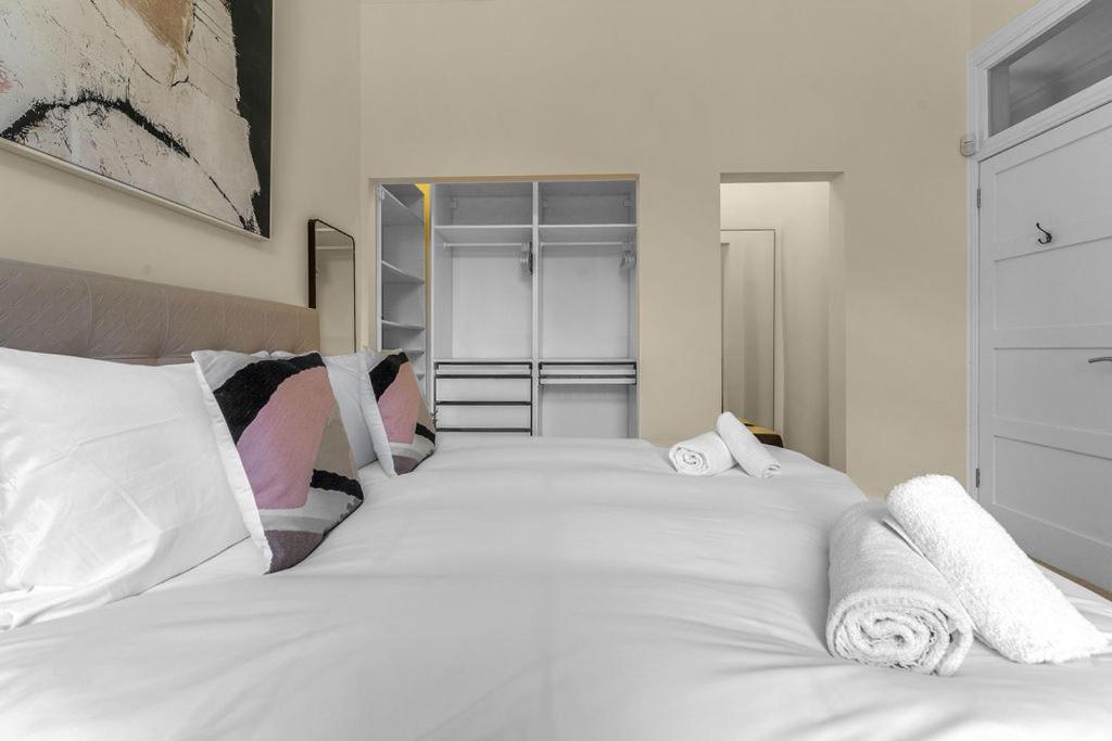 Elegant 2bed-Central Edinburgh -by Holiday Homes