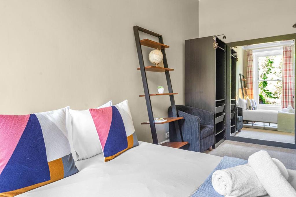 Elegant 2bed-Central Edinburgh -by Holiday Homes