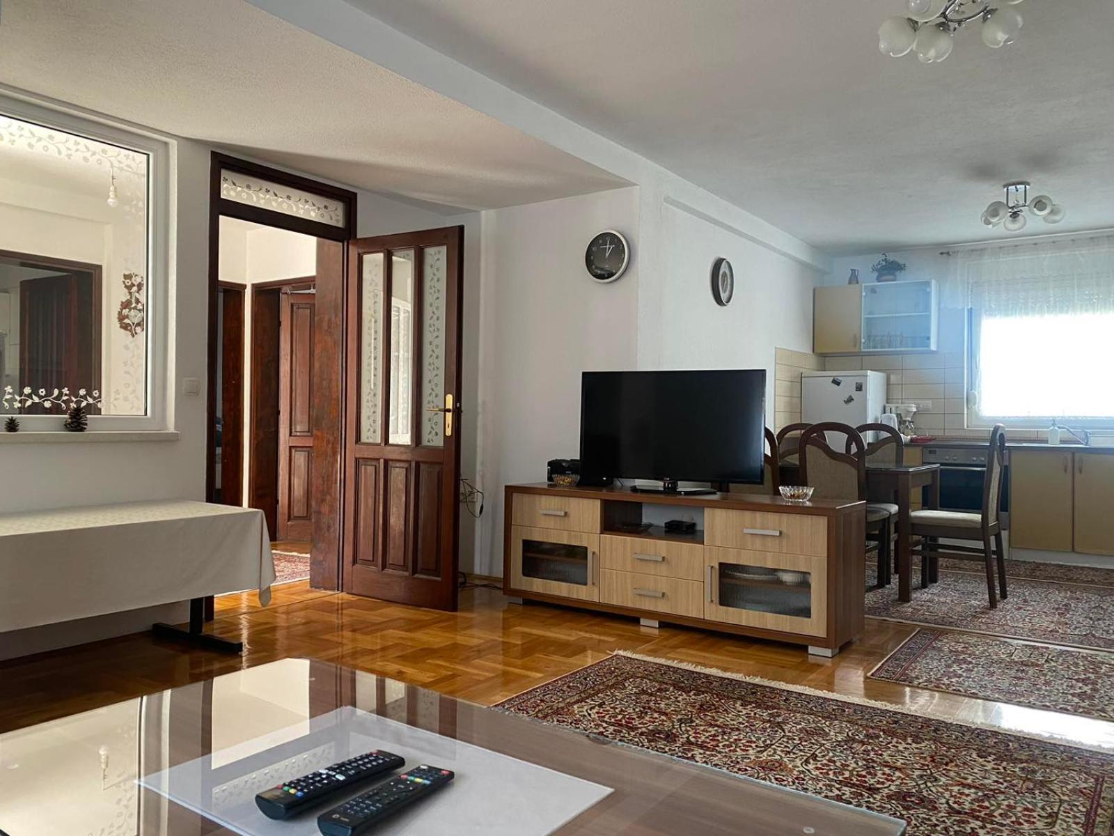 Anes' apartment