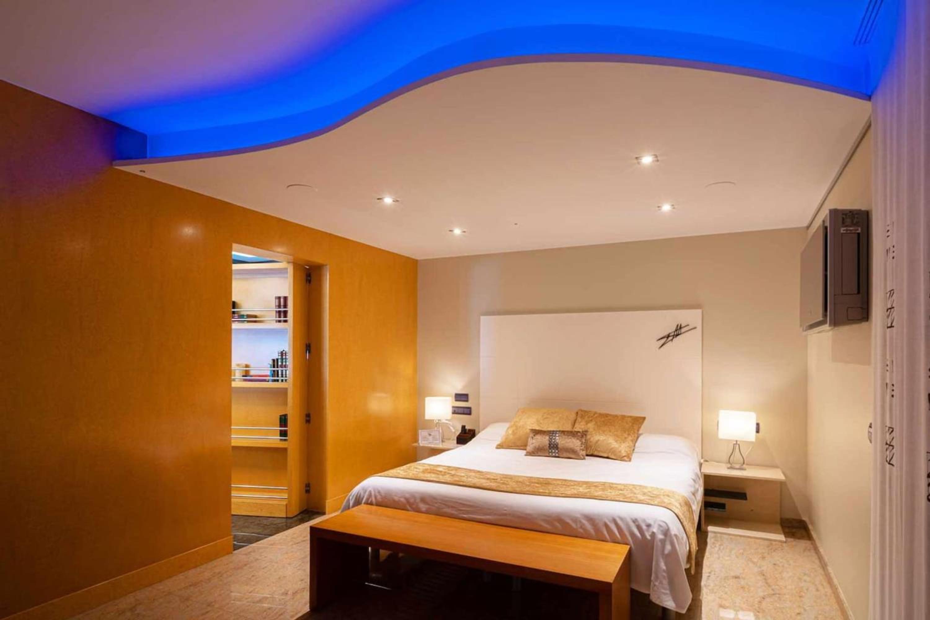 Spacious Villa in Vinaixa with Pool and Jacuzzi
