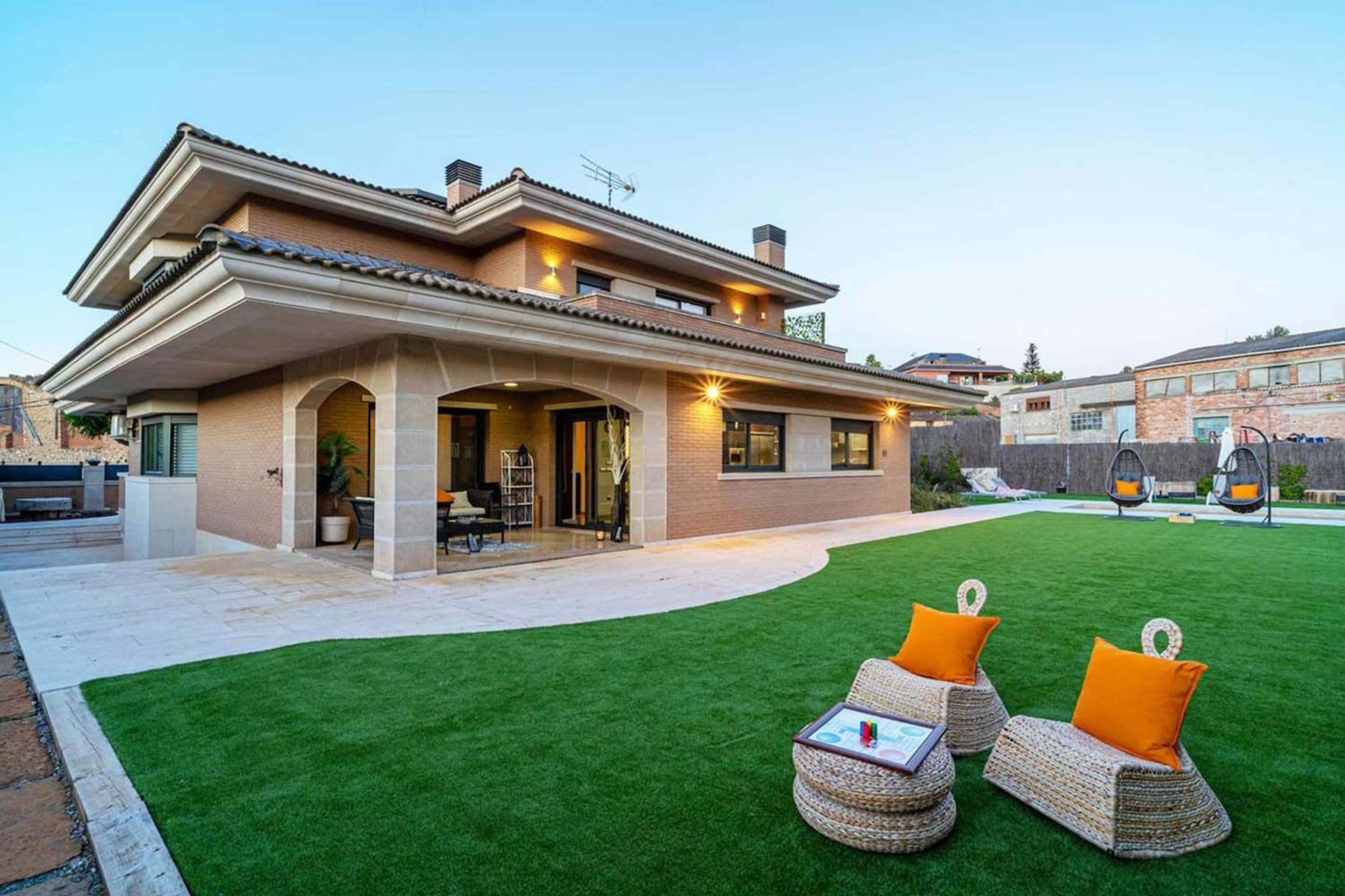 Spacious Villa in Vinaixa with Pool and Jacuzzi