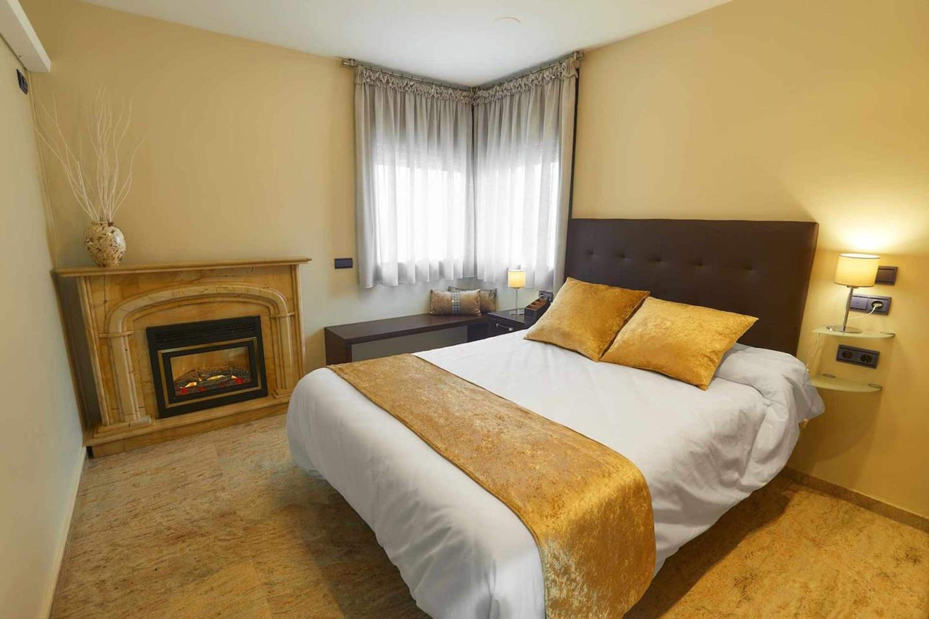 Spacious Villa in Vinaixa with Pool and Jacuzzi