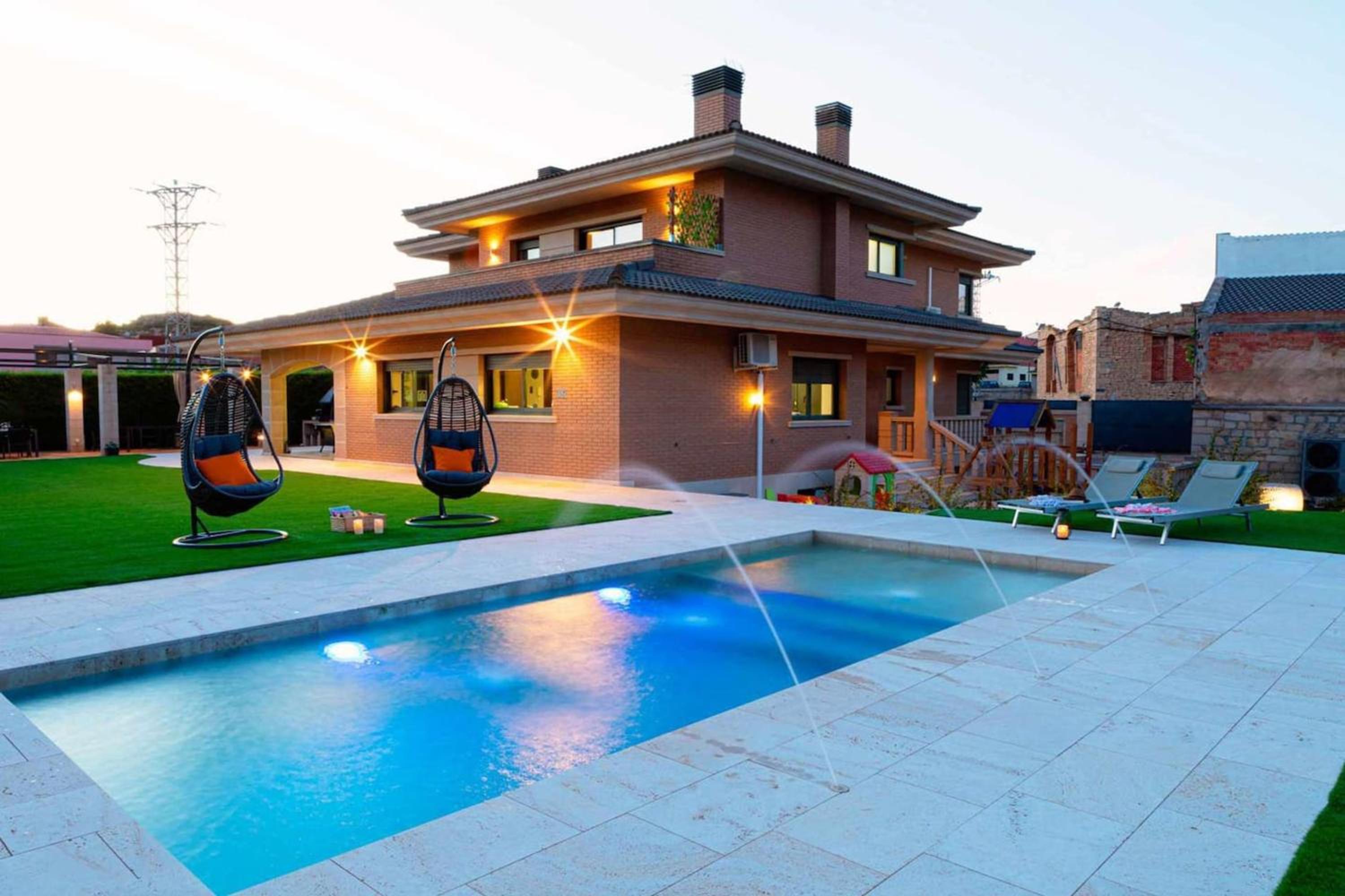 Spacious Villa in Vinaixa with Pool and Jacuzzi