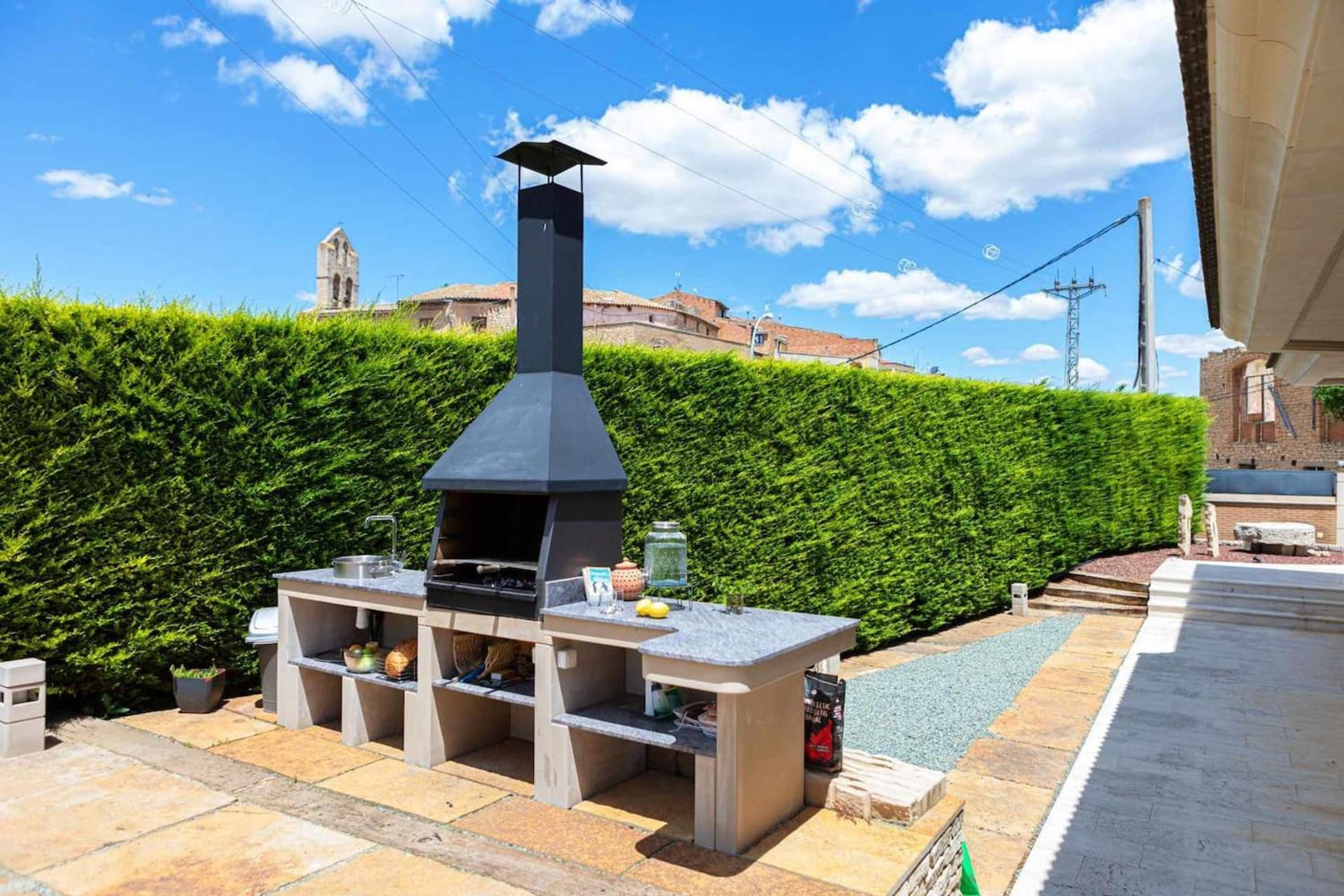 Spacious Villa in Vinaixa with Pool and Jacuzzi