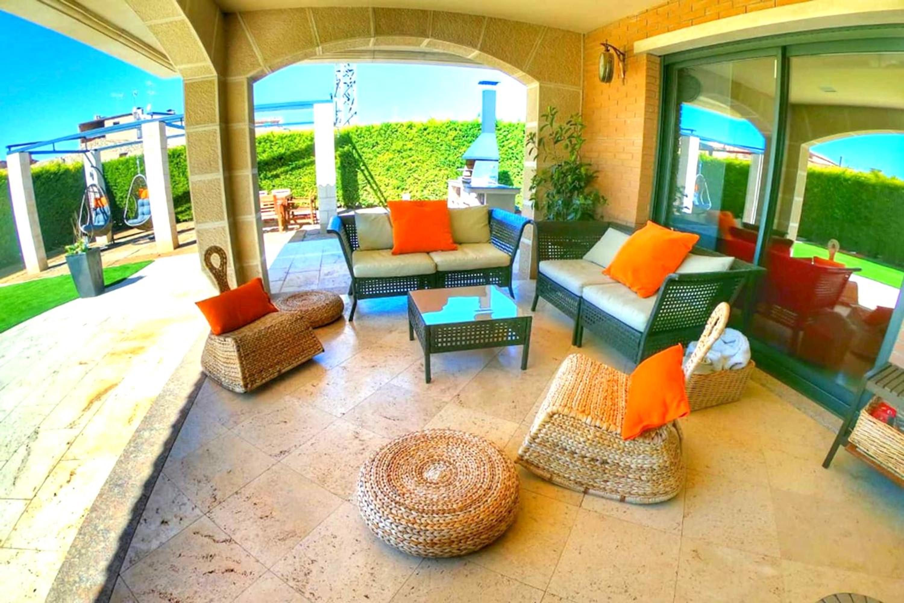 Spacious Villa in Vinaixa with Pool and Jacuzzi