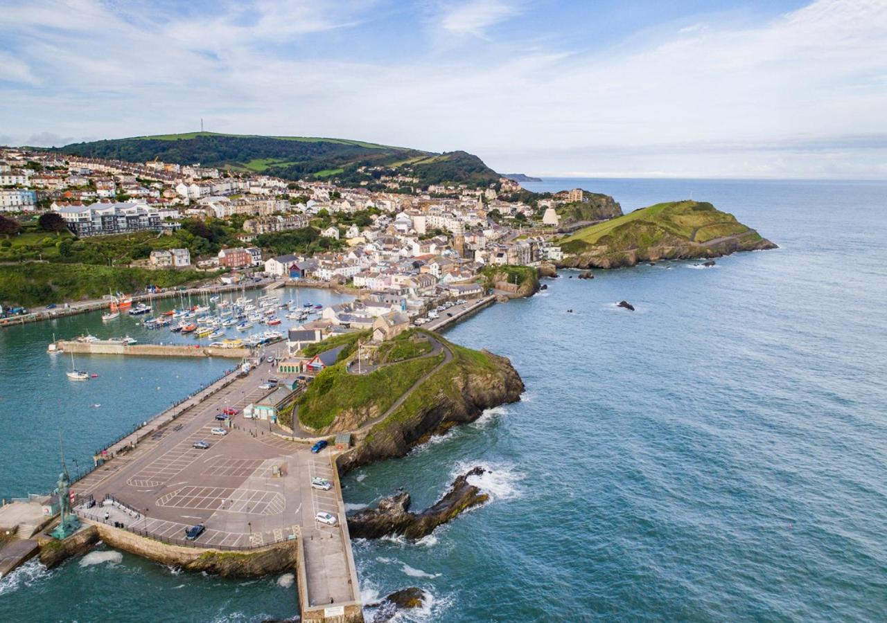 4 Bed in Ilfracombe oc-autumn