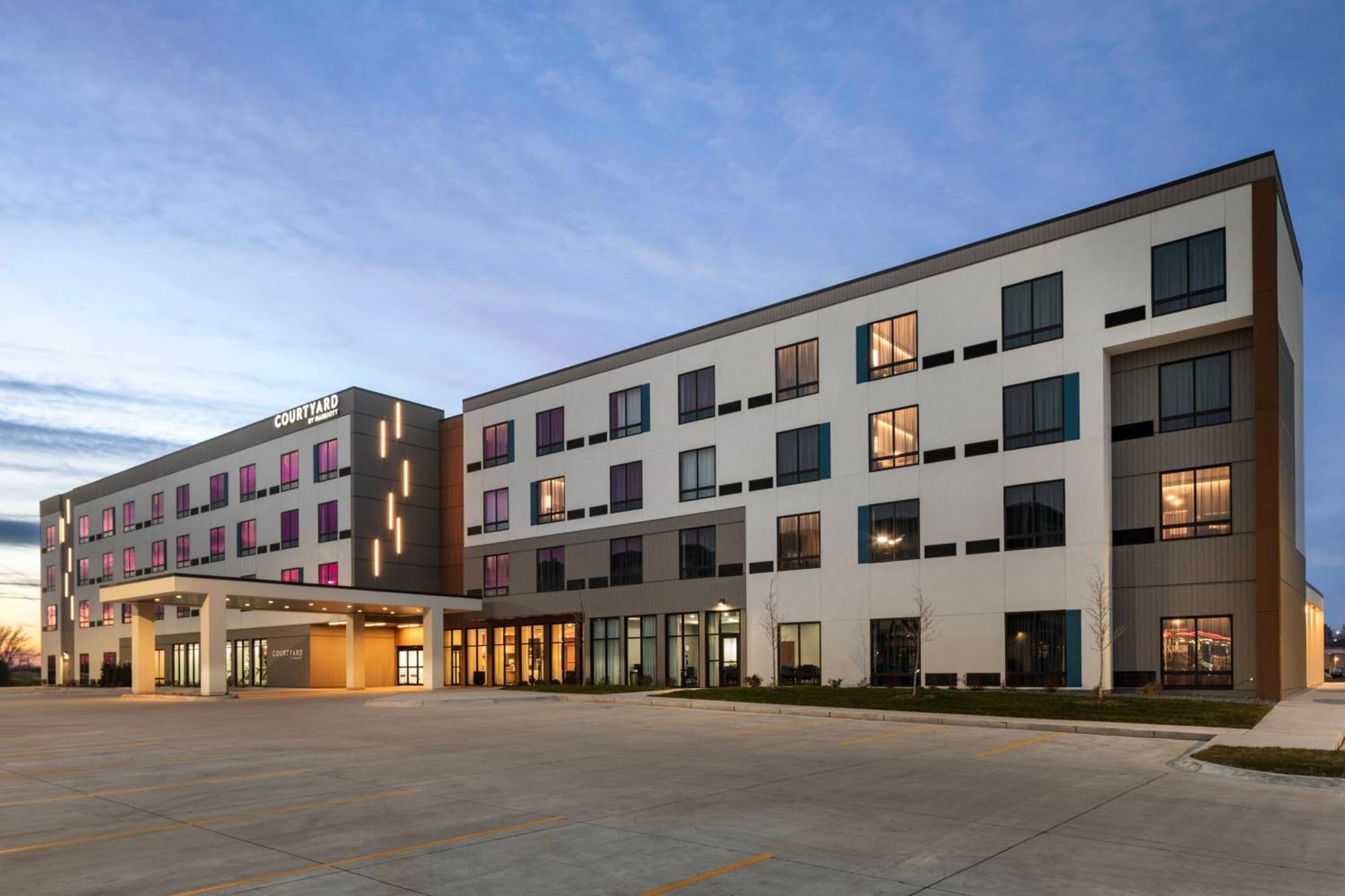 Hotel Courtyard by Marriott Bettendorf - Image 1