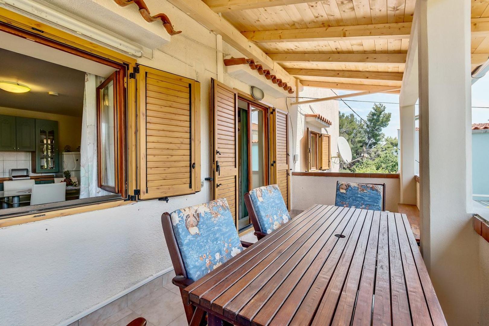 Cozy apartment MARISOL with pleasant terrace in Nerezine view 4