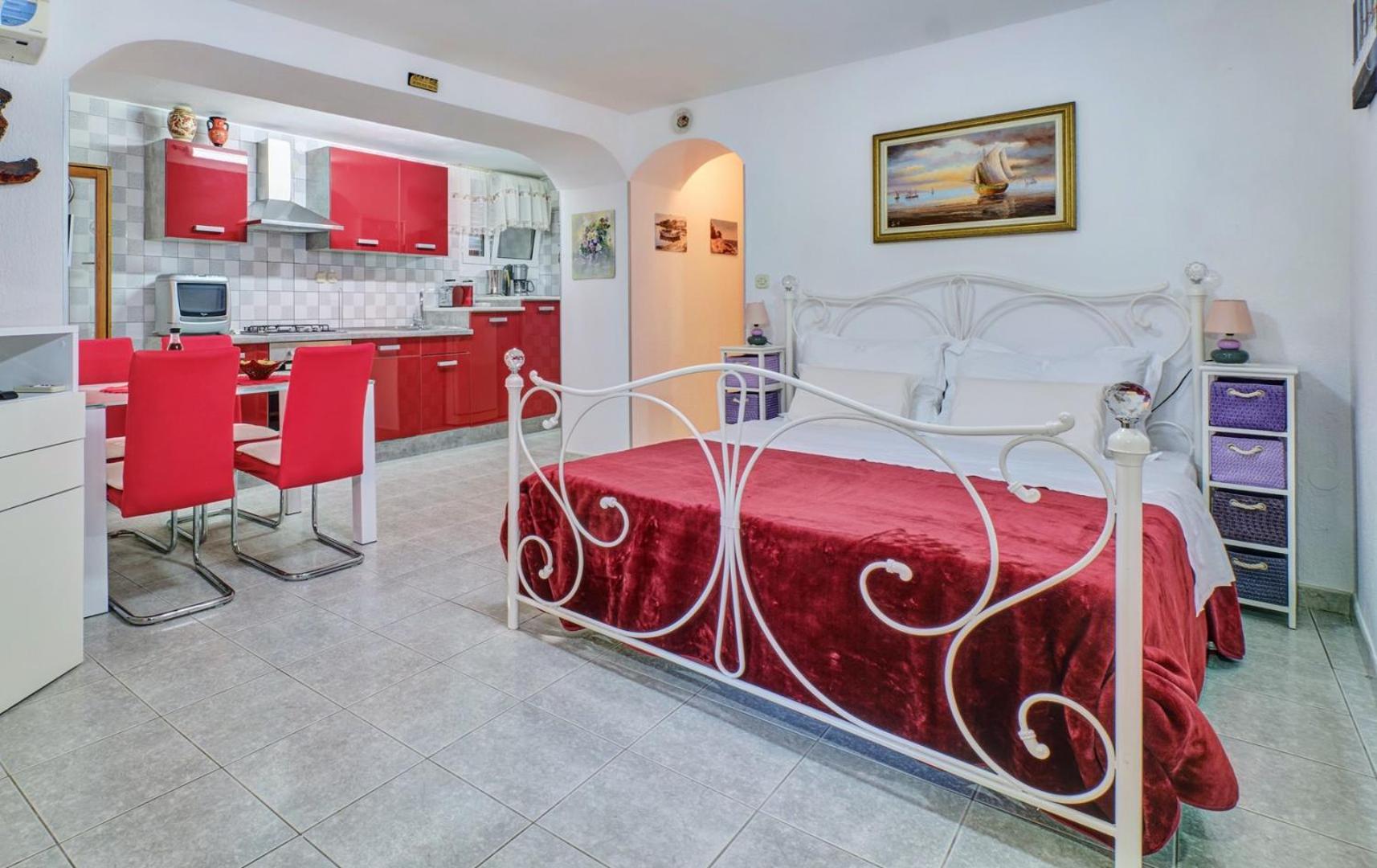 Cozy apartment MARISOL with pleasant terrace in Nerezine view 5