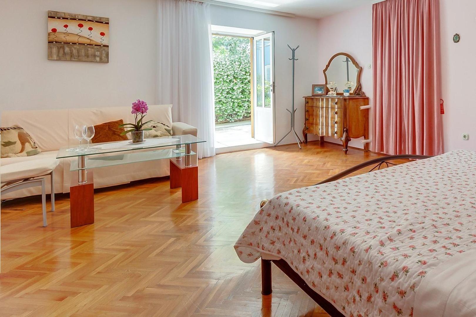 Cozy apartment MARISOL with pleasant terrace in Nerezine view 2