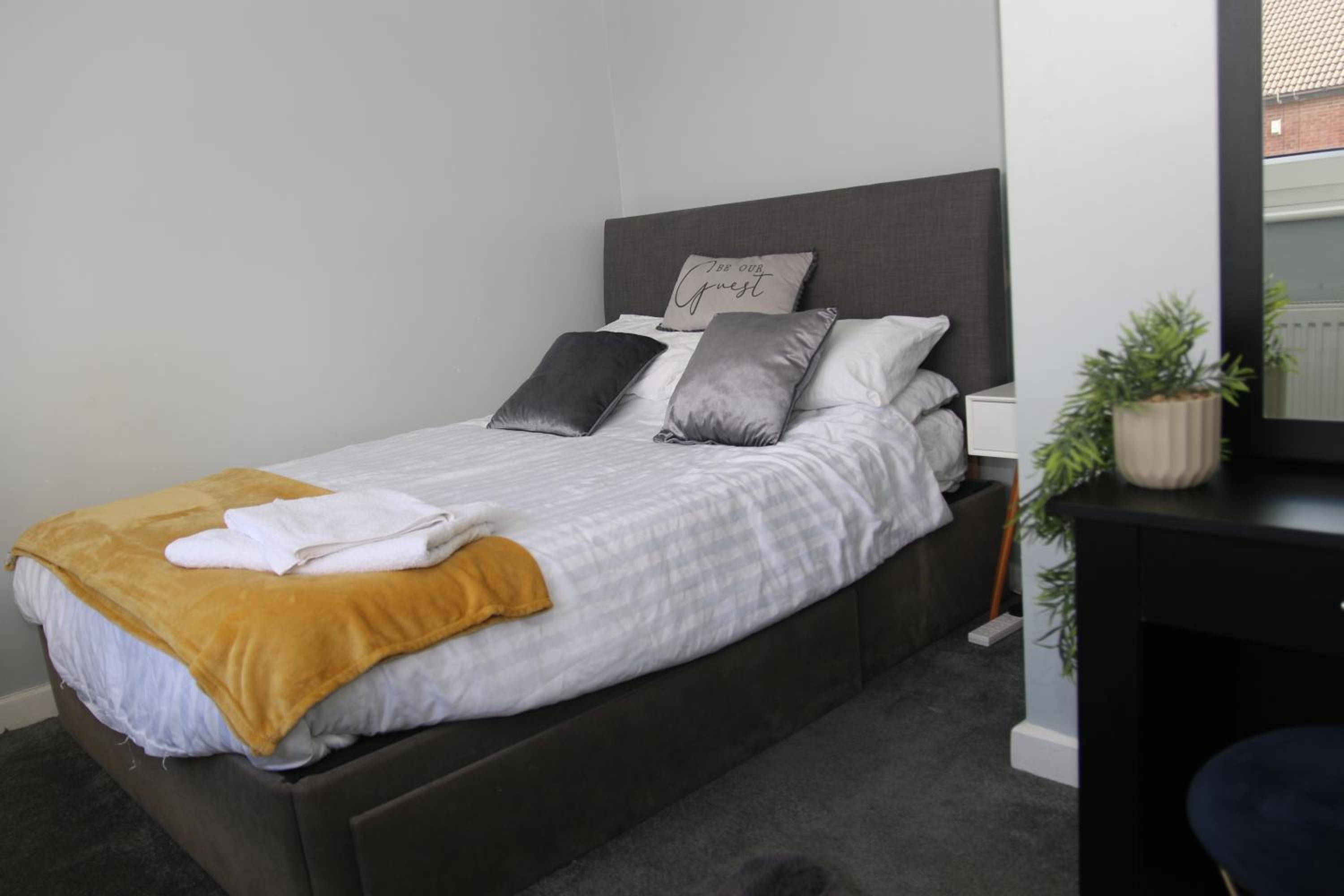 Comfy 2-Bed House in Parkgate - Perfect for Contractors & Business Travellers Parking - Wi-Fi - Netflix view 3