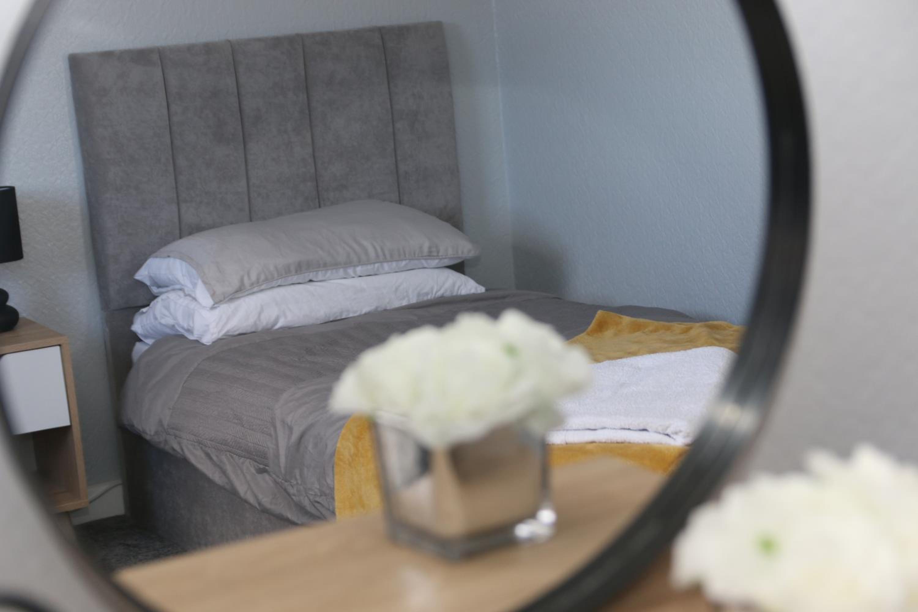 Comfy 2-Bed House in Parkgate - Perfect for Contractors & Business Travellers Parking - Wi-Fi - Netflix view 2