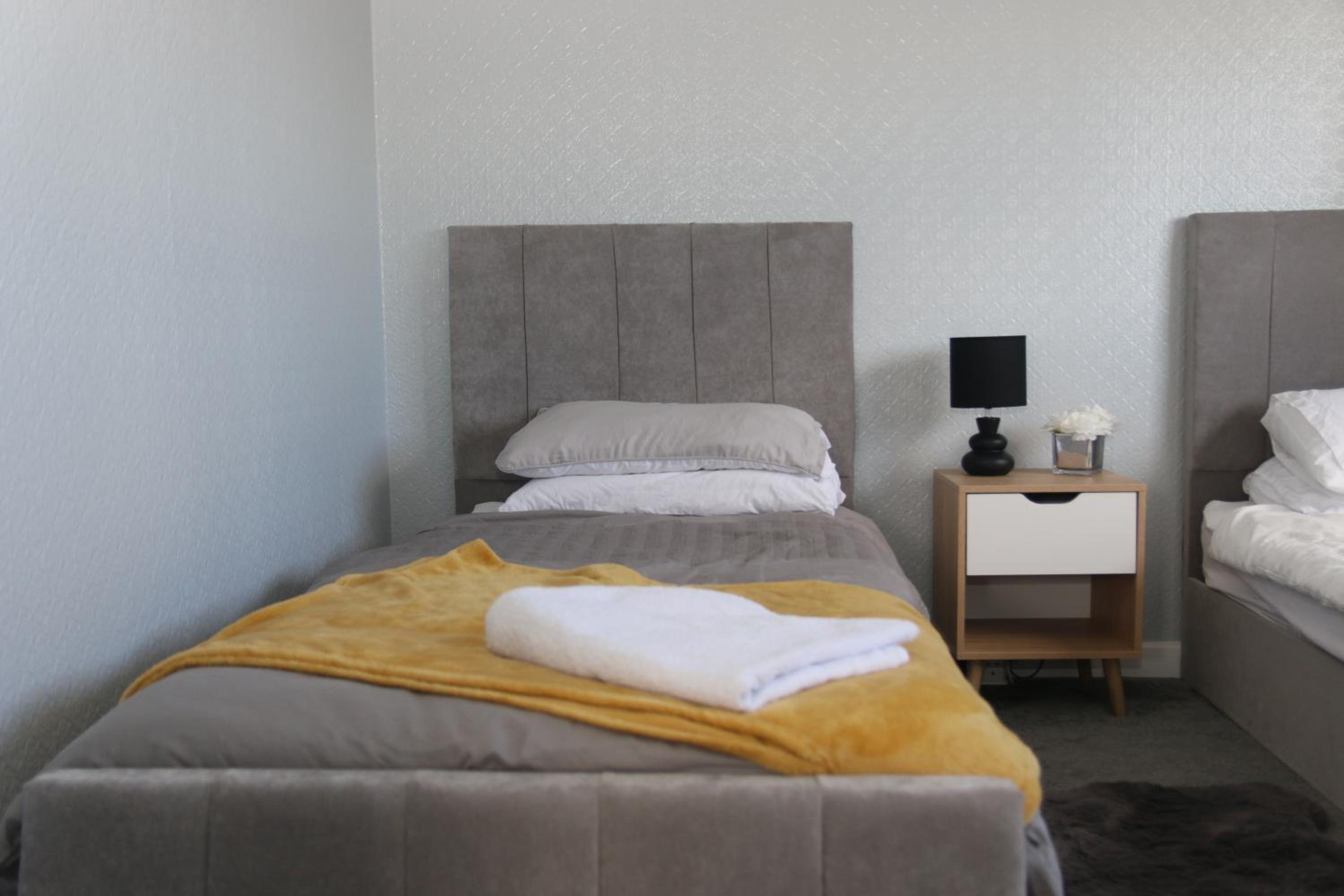 Comfy 2-Bed House in Parkgate - Perfect for Contractors & Business Travellers Parking - Wi-Fi - Netflix view 5