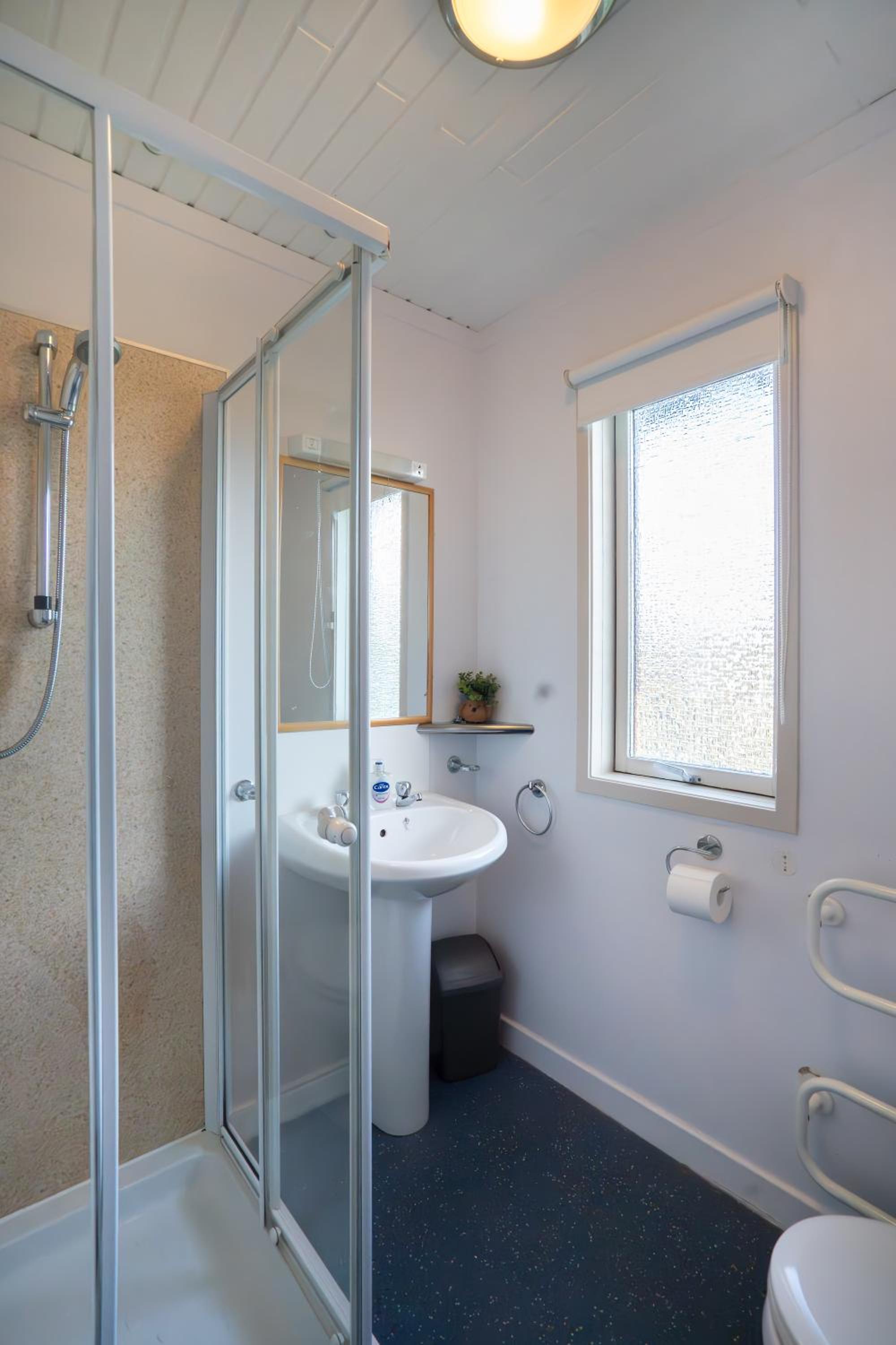 Spacious Lodge with Sea Views - Hunters Quay - Garden view 3