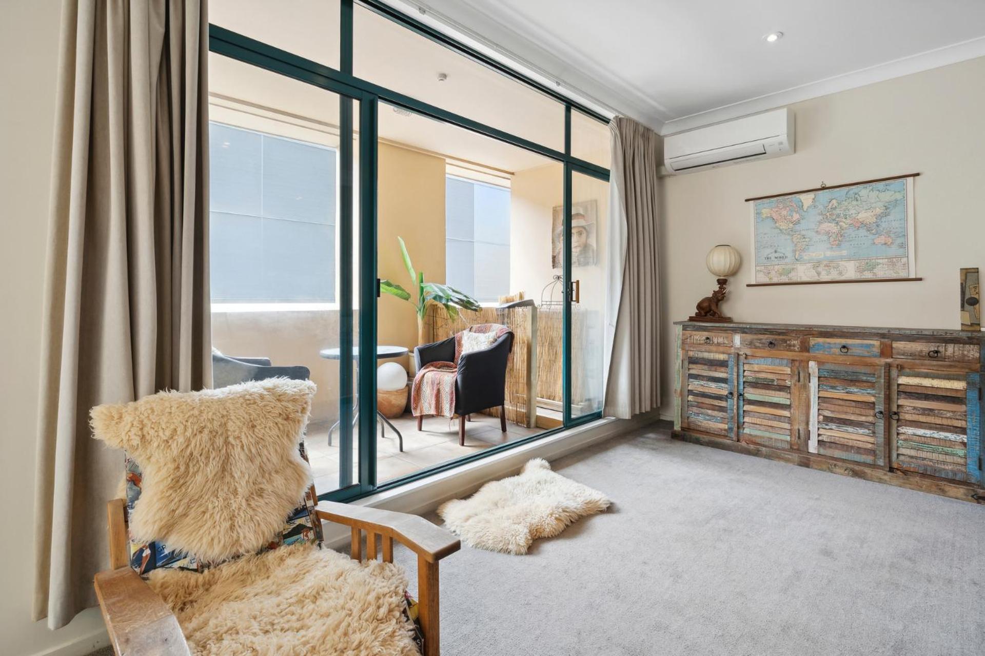 The Urban Charmer - Wellington Holiday Apartment view 2