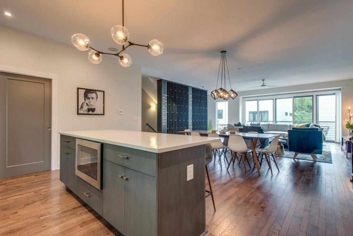 Downtown Luxury - 10 Beds & Free Parking view 5