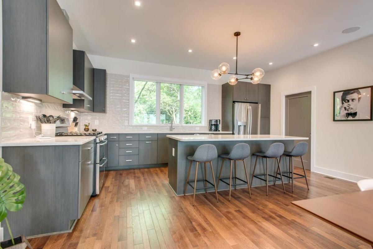 Downtown Luxury - 10 Beds & Free Parking view 3