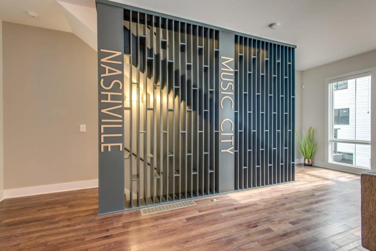 Downtown Luxury - 10 Beds & Free Parking view 4