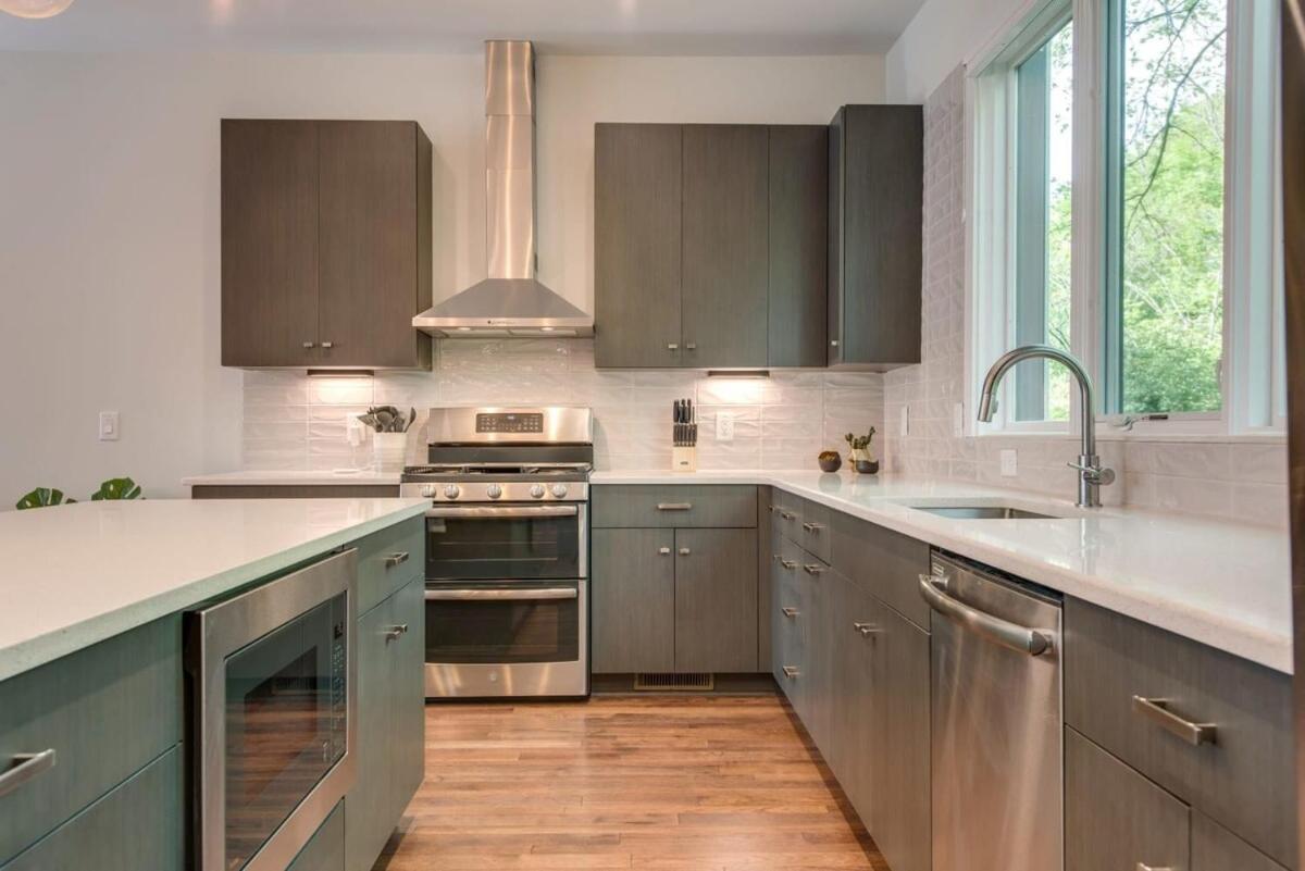 Downtown Luxury - 10 Beds & Free Parking view 2
