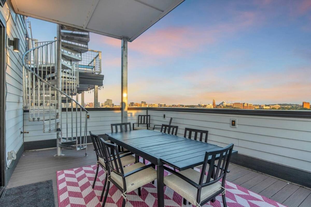 Luxury Retreat: Rooftop Hot Tub Double Deck & Game Room view 4