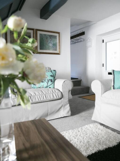 White Cottage deluxe 2 bedroom apartment view 4