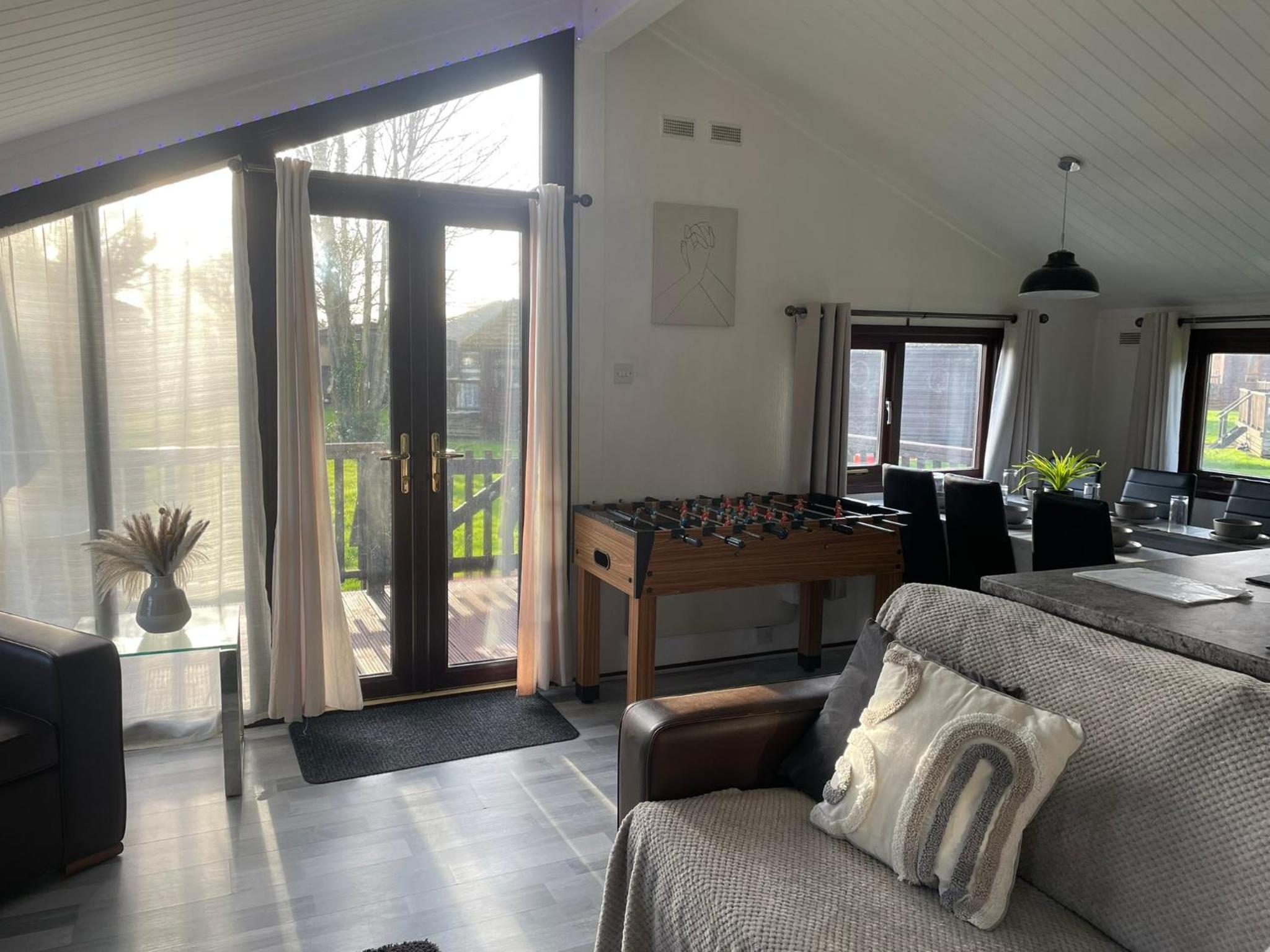 Cosy 3 Bed Lodge in Hoburne, Cotswolds view 5