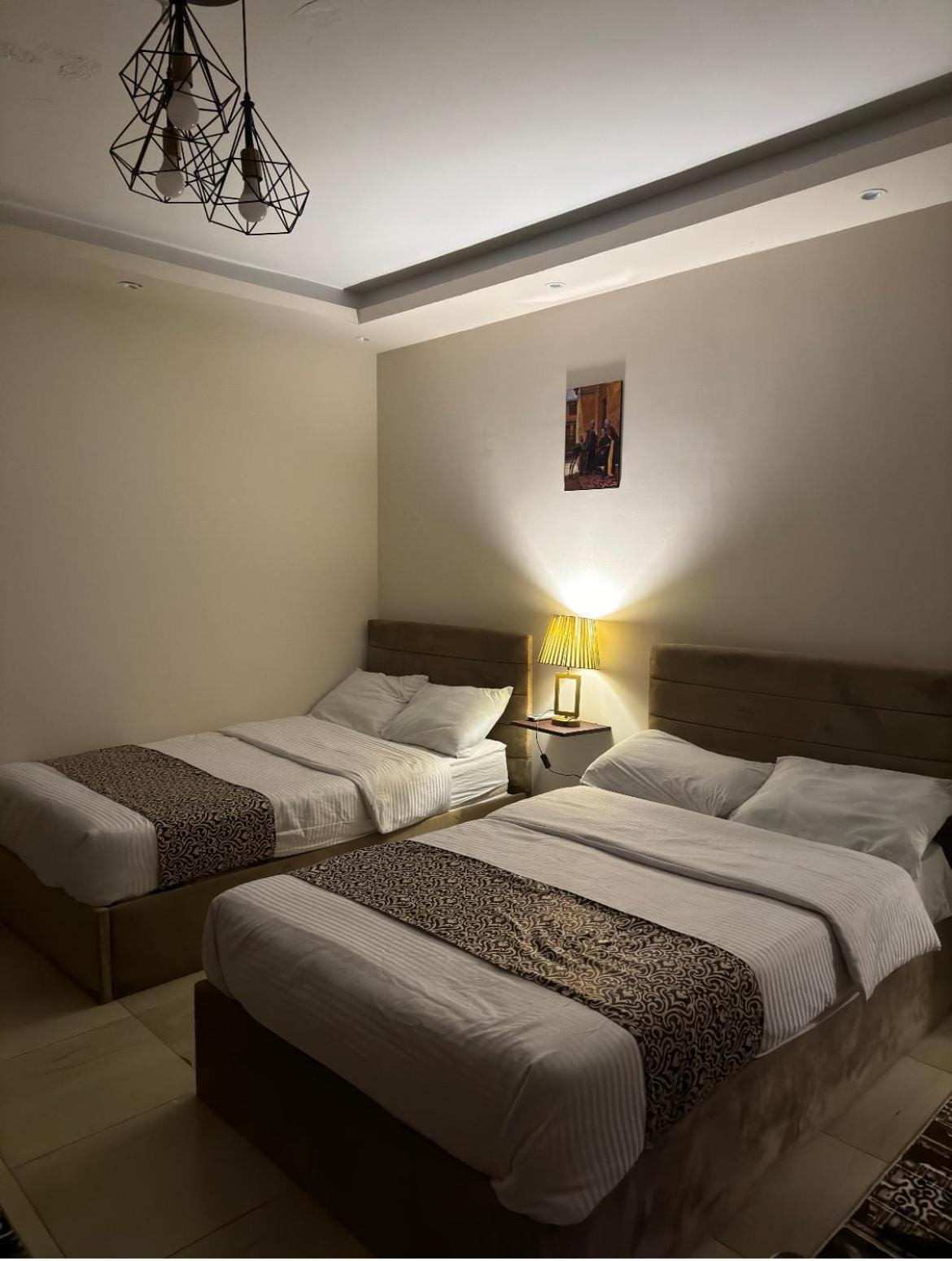 Hur Pyramids land inn