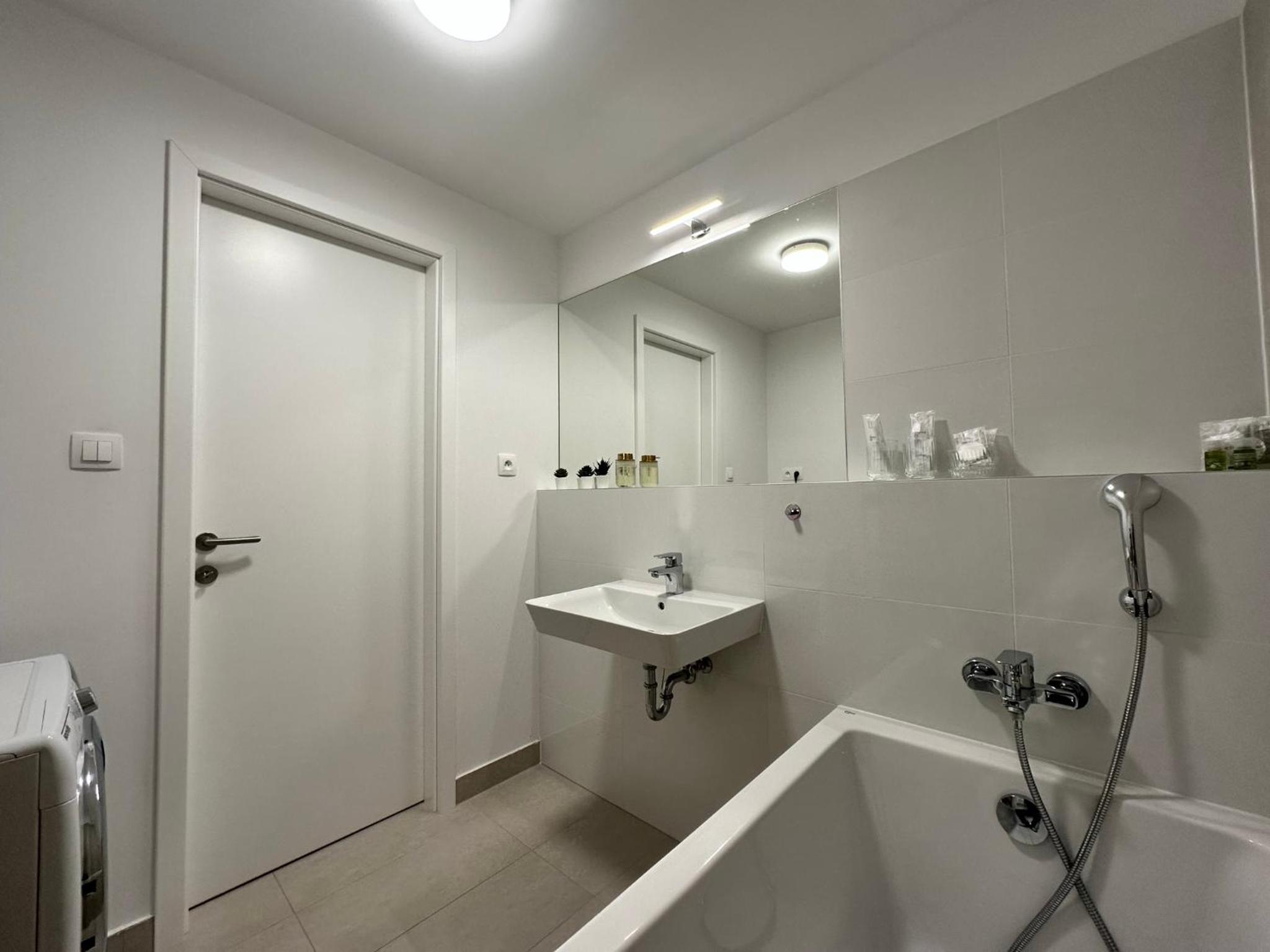 Vyhlad na mesto, 24. poschodie, free parking view 3