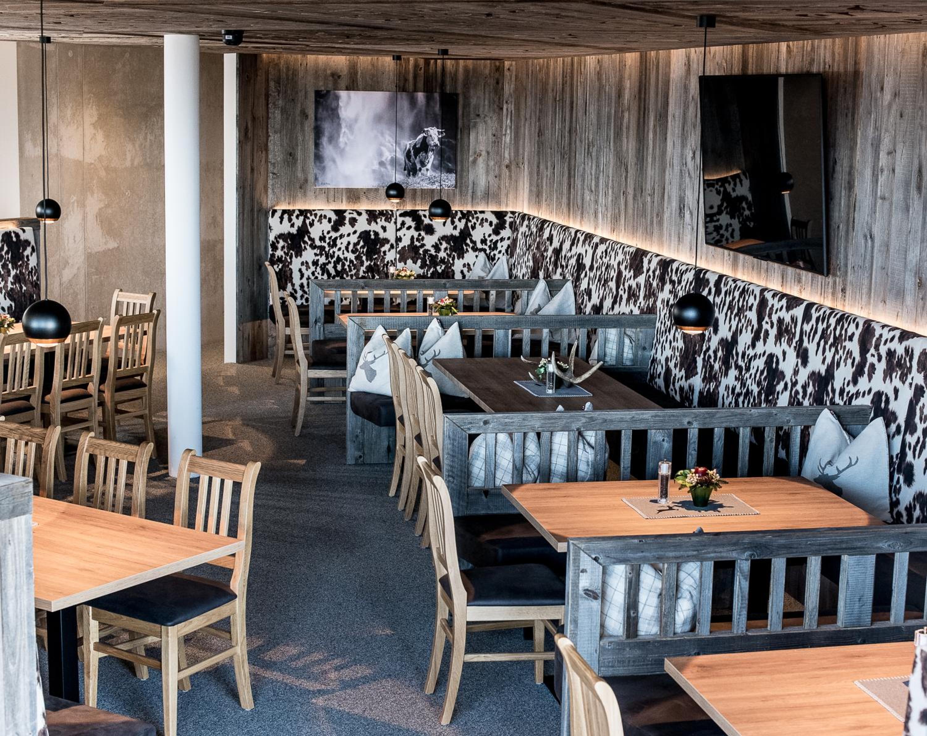 GLOCKNERALM - HIKING- and SKIHOTEL exklusively accessible by cable car