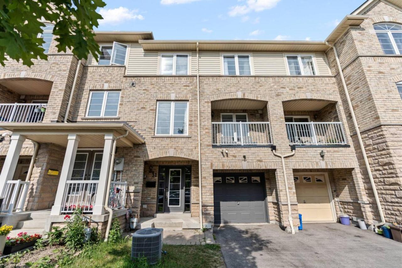 Contemporary 3BR Townhouse in Ajax - Cozy and Central