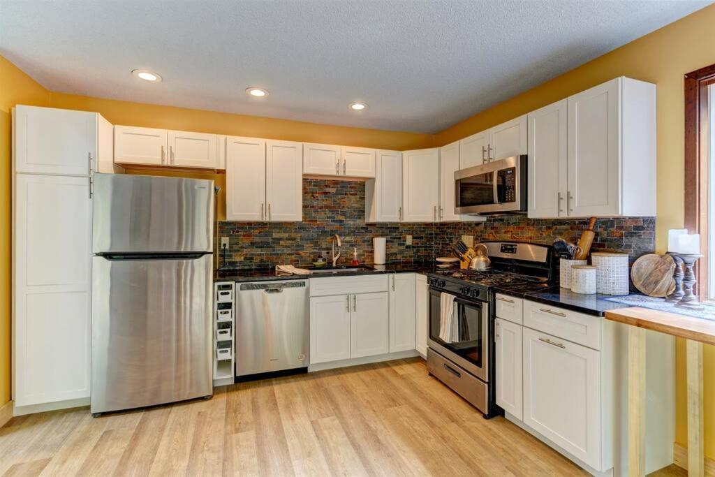 HUGE renovated home Sleeps 12+ 5 BR/3BA Home Off view 3