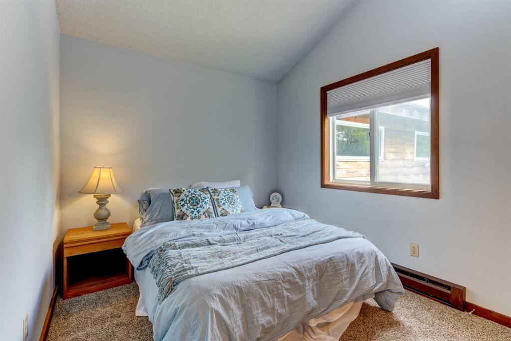 HUGE renovated home Sleeps 12+ 5 BR/3BA Home Off view 4