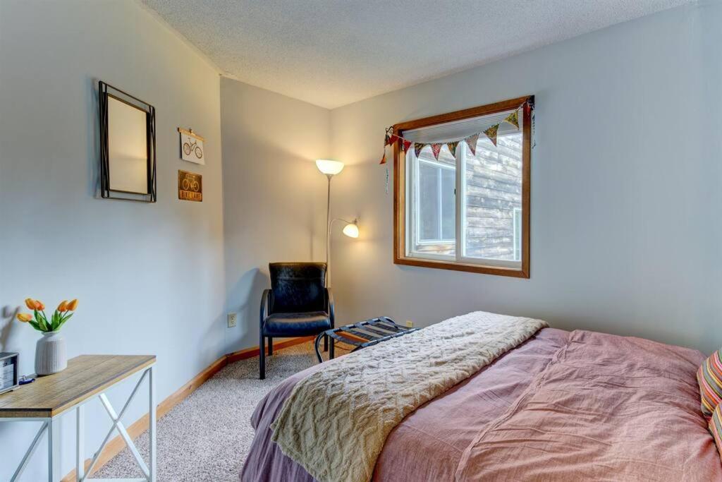 HUGE renovated home Sleeps 12+ 5 BR/3BA Home Off view 5