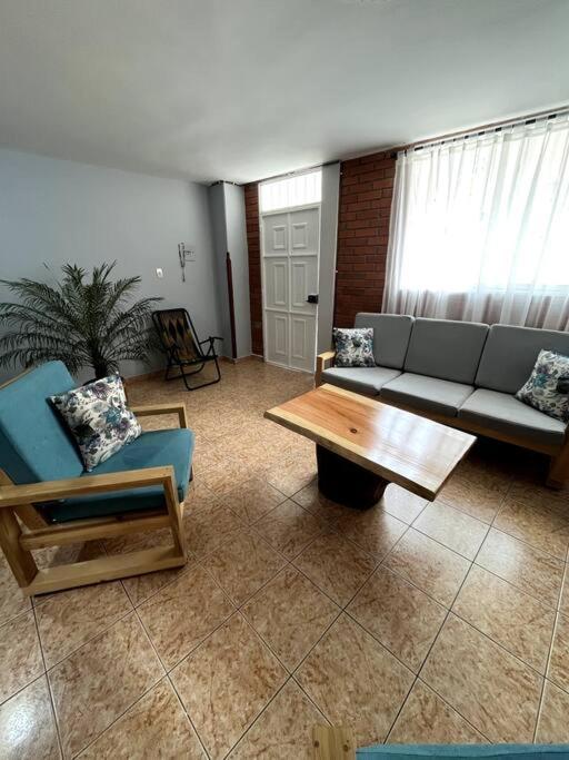 Casa amplia, en lugar tranquilo