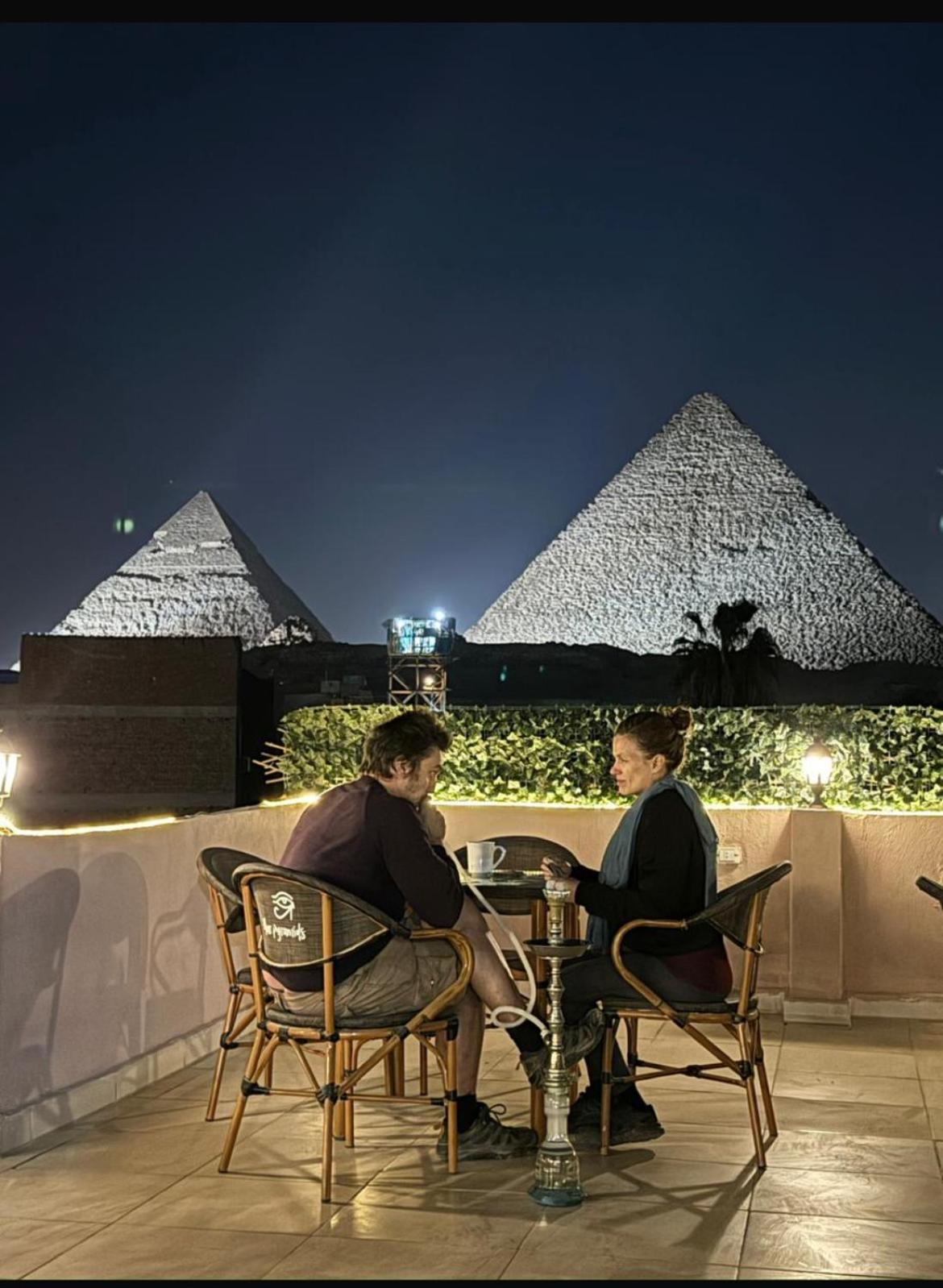 Hur Pyramids land inn