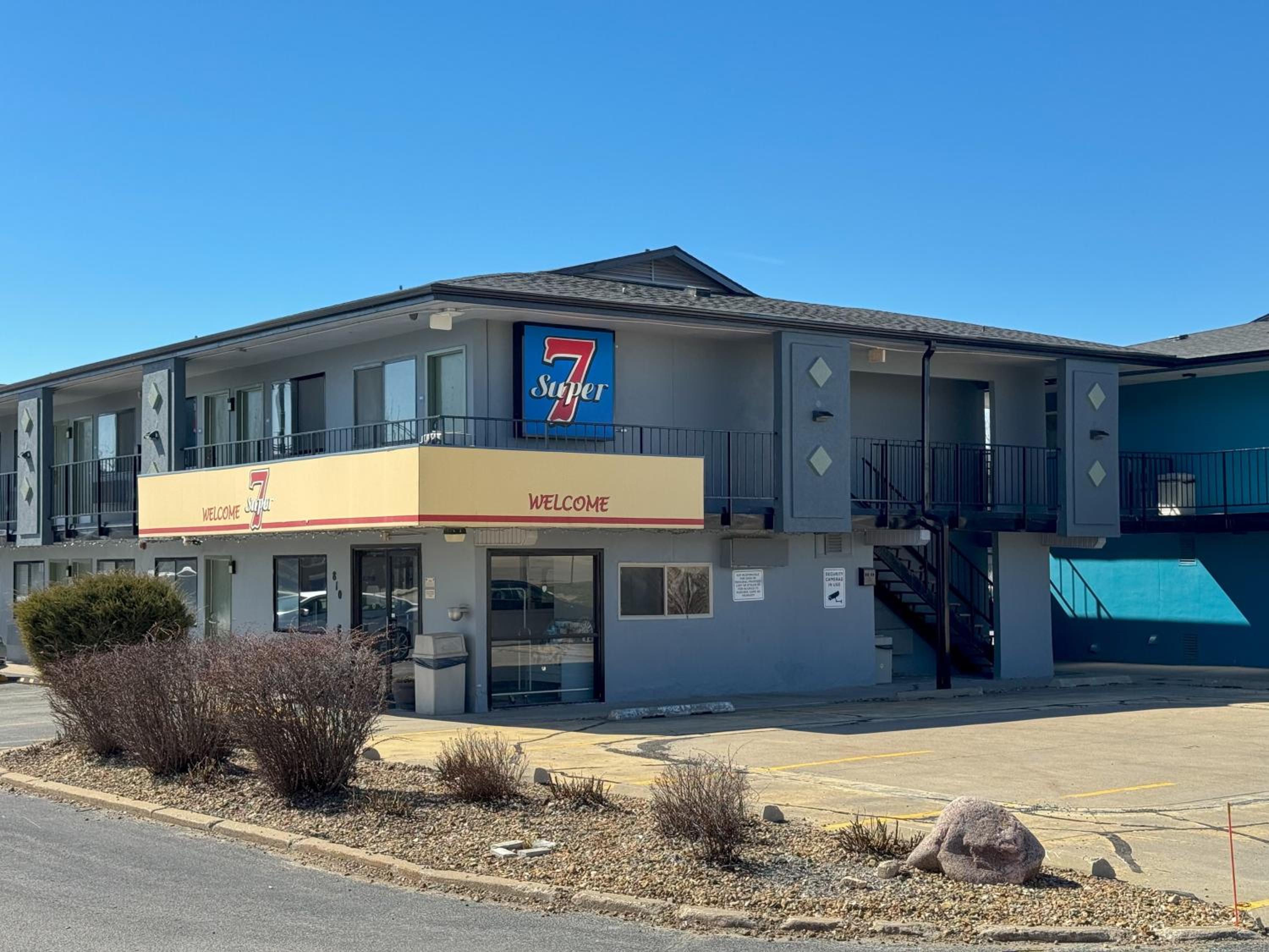 Super 7 Motel