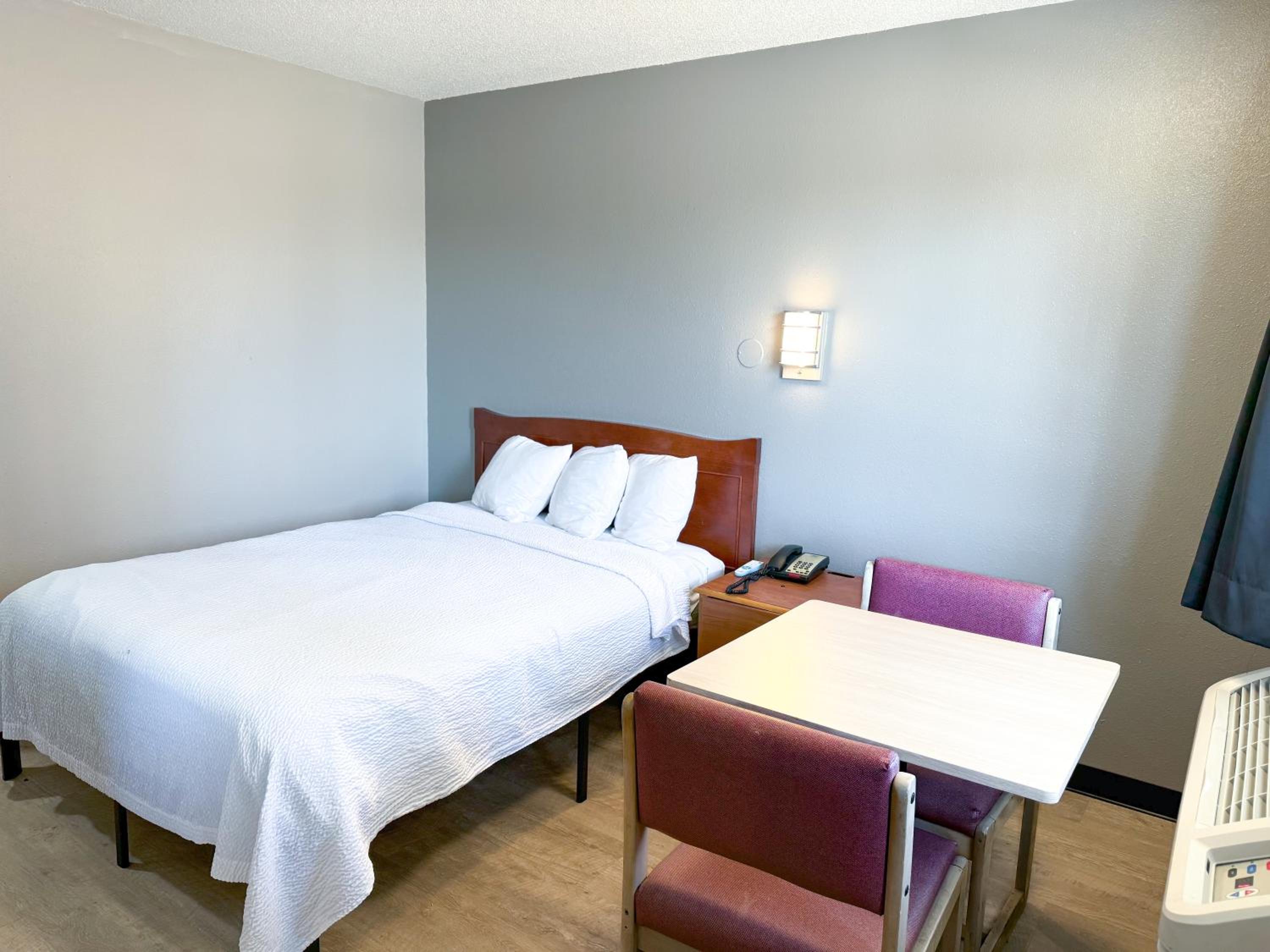 Super 7 Motel