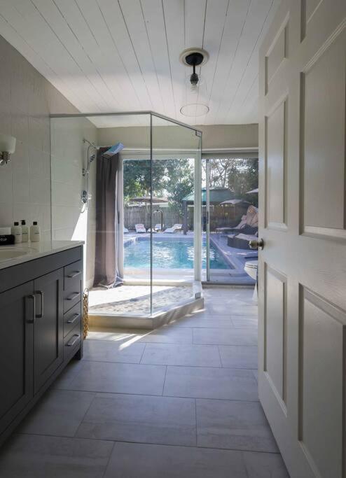 West Palm Beach Vacations - Serenity Retreat Pool/Spa BBQ WorkSpace WiFi 3Bdrm - Property Image 4