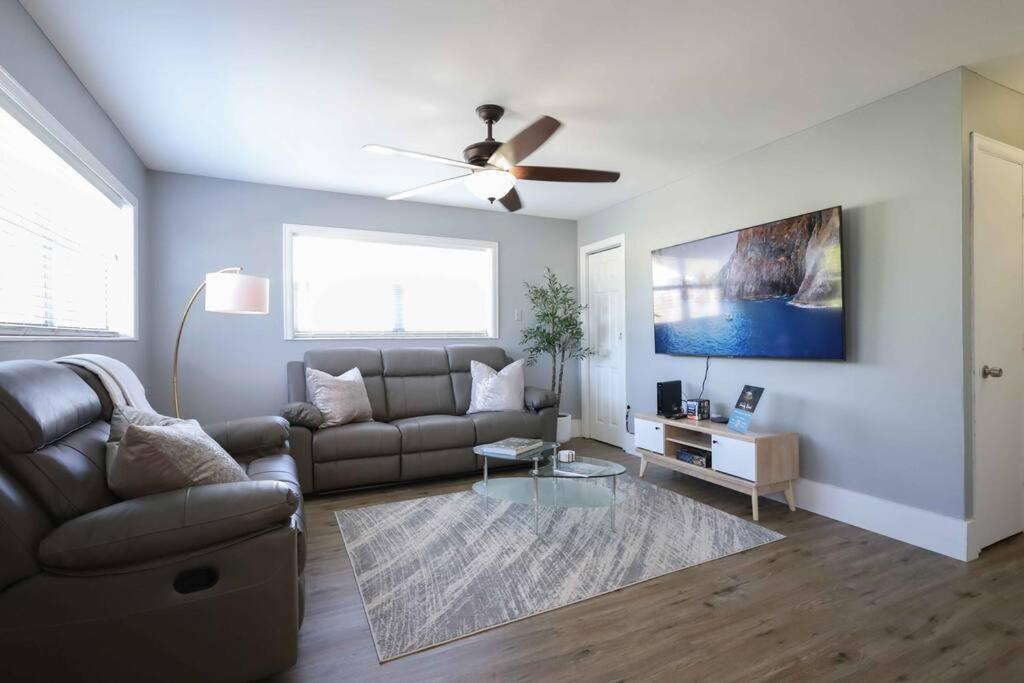 West Palm Beach Vacations - Serenity Retreat Pool/Spa BBQ WorkSpace WiFi 3Bdrm - Property Image 2