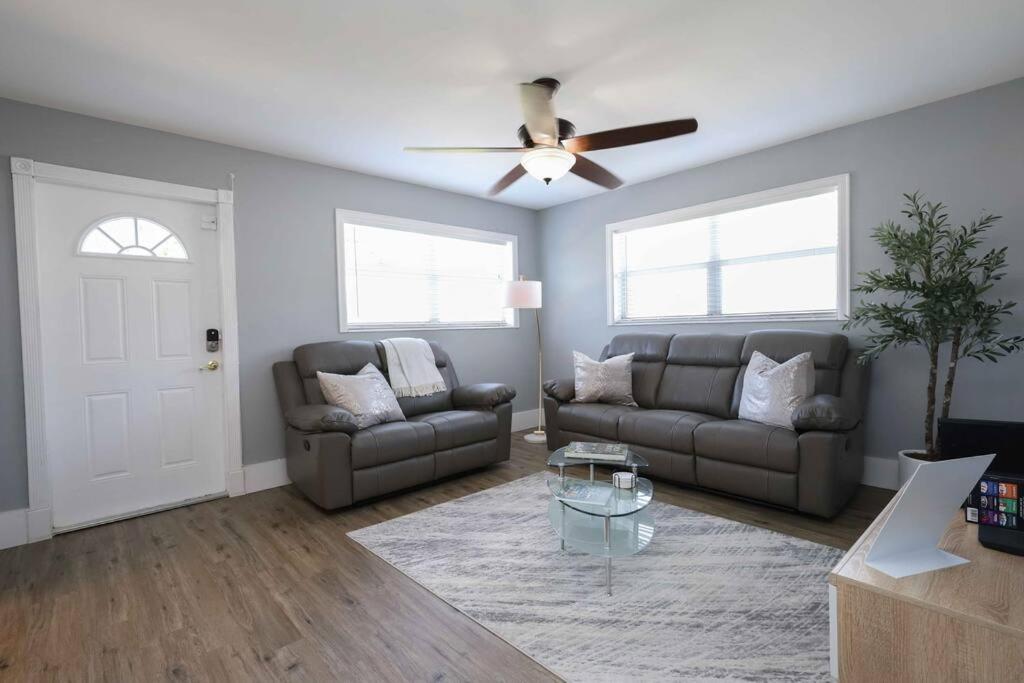 West Palm Beach Vacations - Serenity Retreat Pool/Spa BBQ WorkSpace WiFi 3Bdrm - Property Image 5