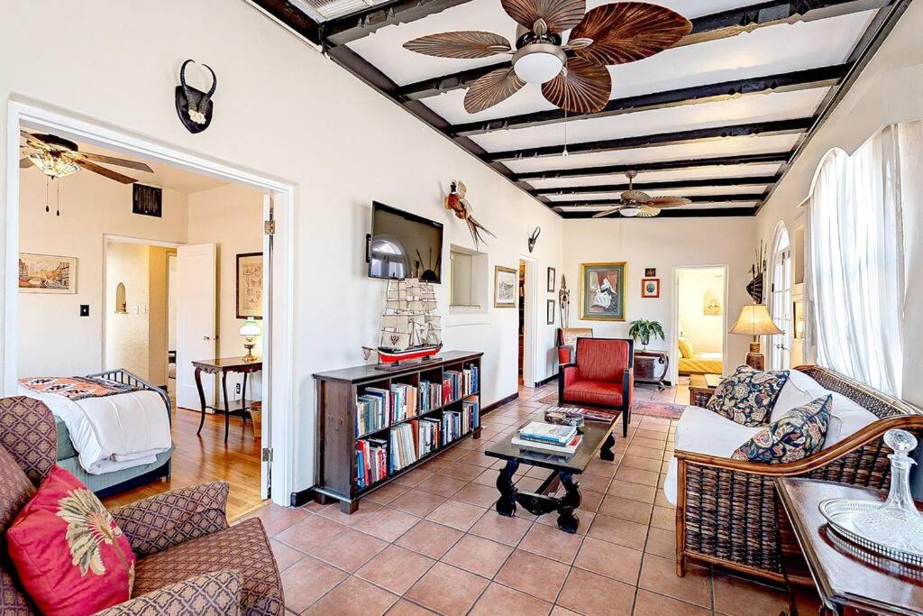 Mesquite Manor - Historic 3BD 2BA Tucson Bungalow, Steps to UofA view 2