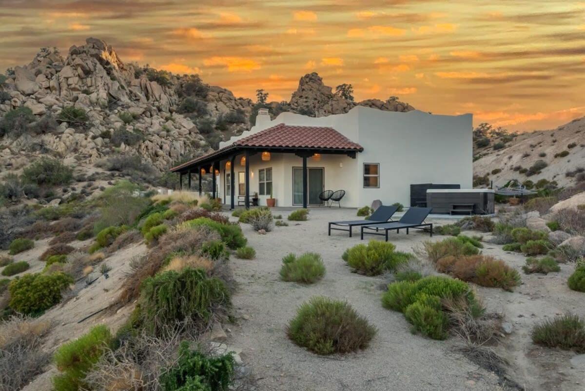Boulder Surrounded Escape- ANOTHERdeserthouse view 4