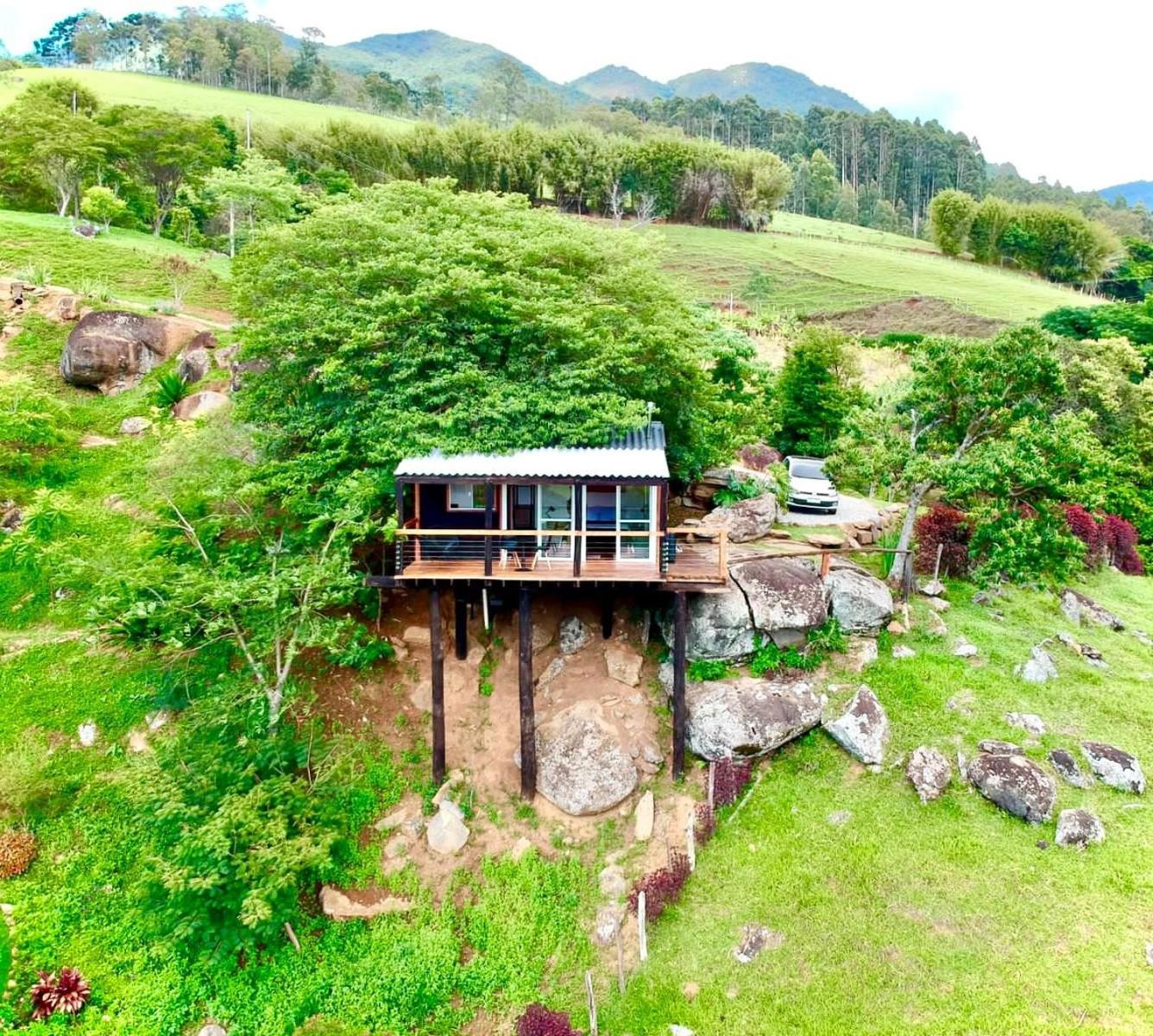 Reconecte-se à natureza neste lugar inesquecível. Venha desfrutar esta vivencia. Um parque de 30.000 m2 com cachoeiras, piscinas naturais, lago com deck. V