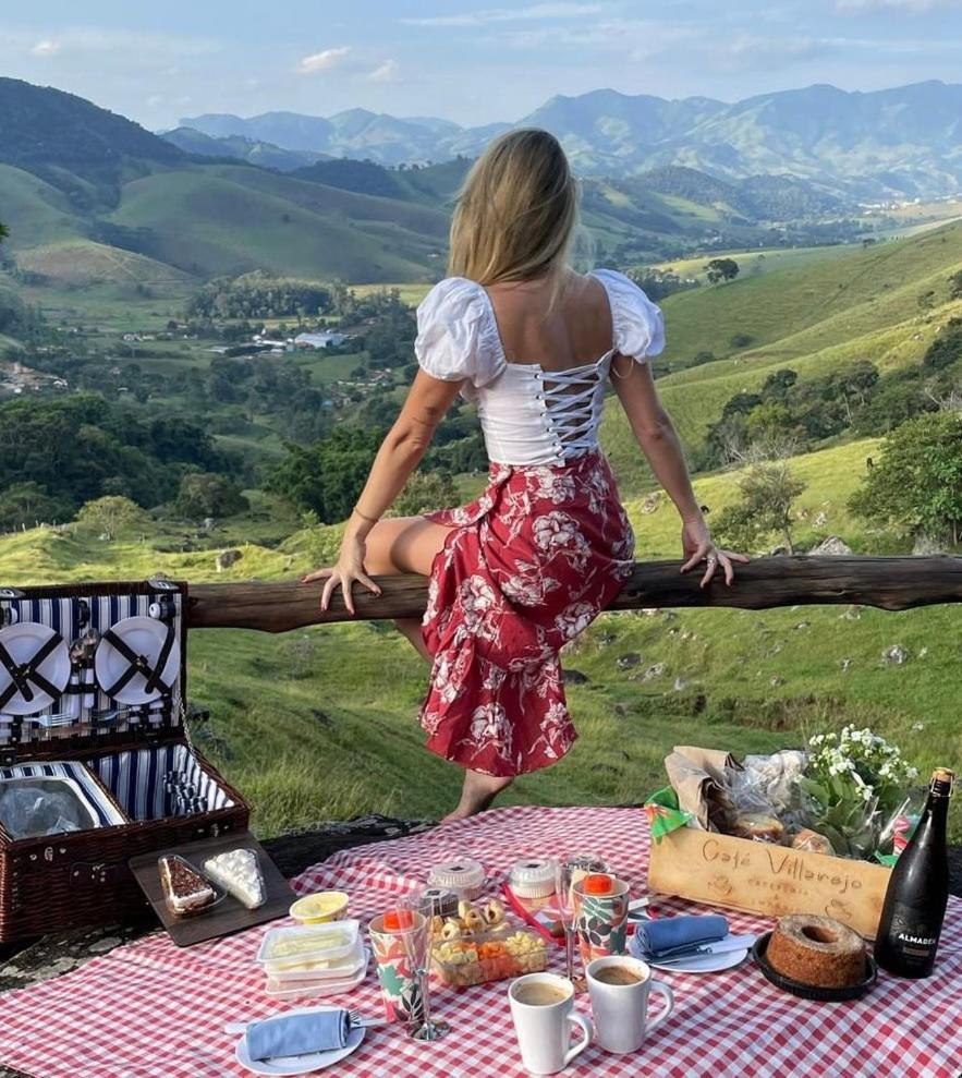 Reconecte-se à natureza neste lugar inesquecível. Venha desfrutar esta vivencia. Um parque de 30.000 m2 com cachoeiras, piscinas naturais, lago com deck. V