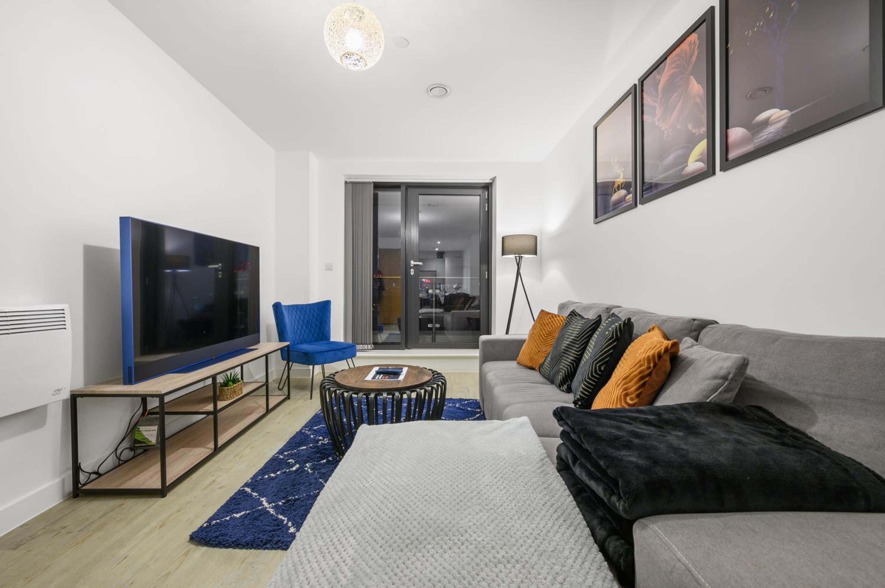 Stylish & Spacious Salford Quays one bedroom high floor apartment with balcony
