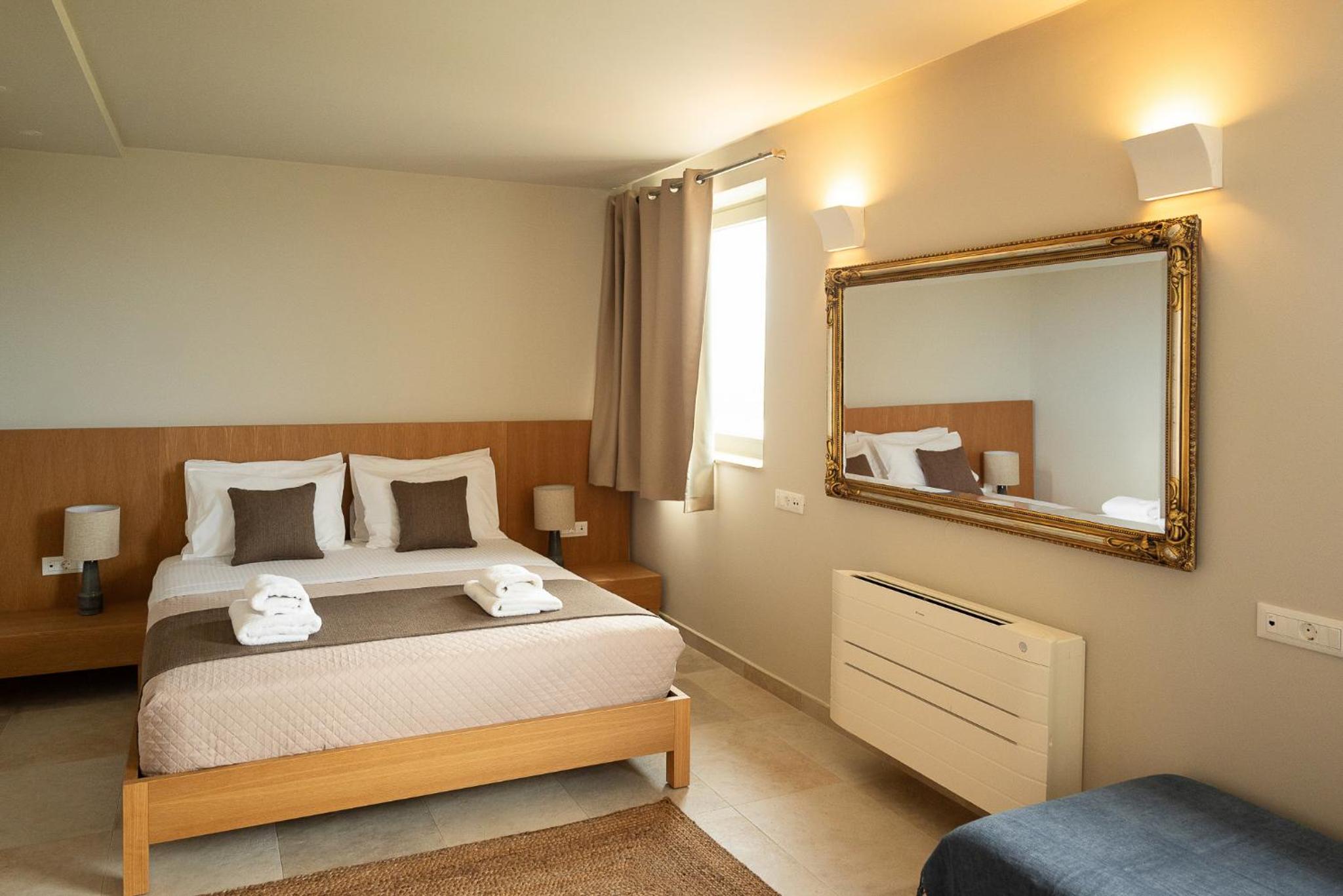 Villa - Sleeps 10 - Pool - Parking - Pool Table