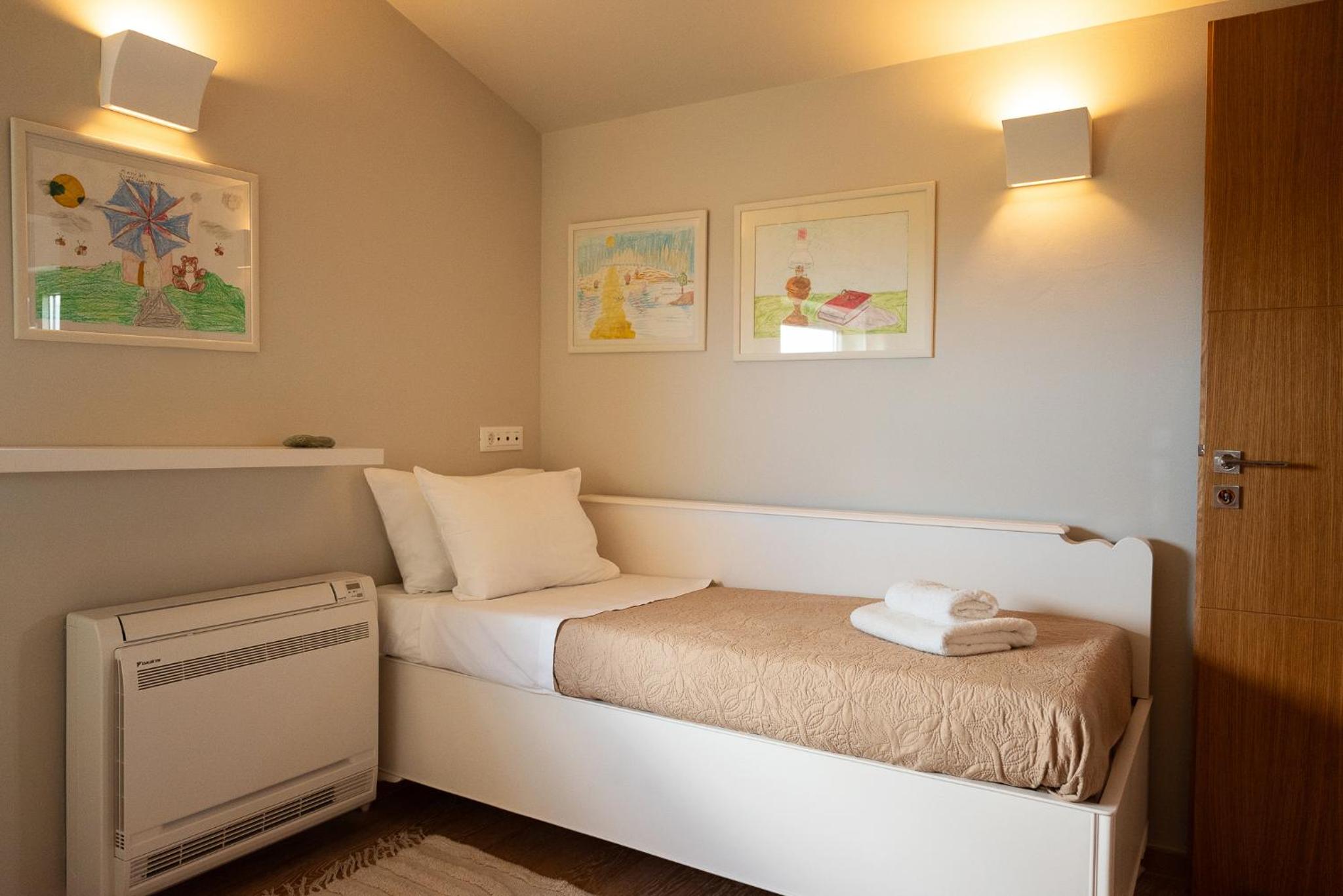 Villa - Sleeps 10 - Pool - Parking - Pool Table